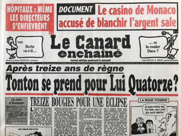 Couac ! | N° 3837 du Canard Enchaîné - 11 Mai 1994 | Le casino de Monaco accusé de blanchir l'argent sale - Après 13 ans de règne, tonton se prend pour lui Quatorze - L'Amérique maniaco-dépressive :sexe présidentiel, mensonges et rodéos - Le lancement du Charles-de-Gaulle : il ne flotte même pas ! L'hôpital rend malade des infirmières, les patients et le gouvernement- Méhaignerie n'étouffe pas les affaires, Le parquet en fait son affaire- Le prince Rainier invité à nettoyer les tapis verts du casino de Monte-Carlo - Les salles de cinéma envahies par les eaux - Vive le De Gaulle contre le chômage : la politique de la canonnière -  la reine magot : à chacun sa Marguerite. Celle de Dumas avait de gros besoins, celle de Chéreau a un gros budget. Cinéma : la reine Margot (frasques historiques) - Encore des ennuis pour… bite Clinton - La France perd la mémoire au Rwanda: Oublié, le soutien au dictateur responsable de la guerre civile, par Jean-François Julliard - L'article de Jean-François Julliard, publié dans "Le Canard enchaîné" le 11 mai 1994, critique la politique de la France au Rwanda et son soutien au régime du dictateur Juvénal Habyarimana. Il soulève des questions sur la responsabilité de la France dans la fourniture d'armes et le maintien de coopérants militaires malgré les accords d'Arusha, qui prévoyaient le retrait des troupes étrangères et une transition politique. Julliard met en lumière les accusations portées par l'association Human Rights Watch contre la France, notamment la vente d'armes via le Crédit lyonnais. Il souligne le manque d'autocritique de la part des autorités françaises après le début du génocide et la mort d'Habyarimana, en notant l'attitude presque satisfaite du ministre de la Coopération, Michel Roussin, face aux événements tragiques. Le texte critique également l'intervention du ministère de la Coopération dans les médias, notamment les tentatives d'influencer les reportages de Radio-France Internationale. Cette intervention est perçue comme une tentative de contrôler la narrative et d'éviter les critiques sur la politique française au Rwanda. Julliard s'interroge sur les motivations derrière la persistance de la présence militaire française au Rwanda, écartant les raisons traditionnelles telles que les liens personnels entre dirigeants ou les ressources naturelles. Il suggère que la France pourrait voir le Rwanda comme un rempart contre l'islamisme et une zone stratégique dans la lutte d'influence entre les sphères francophone et anglophone en Afrique. L'article se termine par une mention de la réunion entre le maréchal Mobutu du Zaïre et d'anciens responsables français pour discuter de la situation au Rwanda, illustrant la complexité des relations internationales et les vieilles alliances qui continuent de peser sur la région. Julliard conclut en soulignant l'incapacité de l'Afrique à se libérer de ses "vieux démons", incarnés par des figures comme Mobutu et les influences coloniales persistantes. | 3837