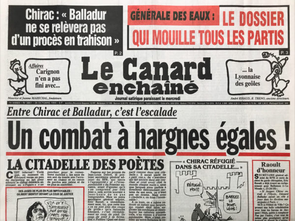 Couac ! | N° 3861 du Canard Enchaîné - 26 Octobre 1994 | Entre Chirac et Balladur, c'est l'escalade : un combat a hargnes égales - Chirac et Juppé font leur autocritique Chirac et Juppé font leur autocritique - Le domicile grenoblois de médecin - Panique générale autour des petits papiers saisis à la général des eaux -Le patron de la Lyonnaise rafle la vedette à Carignon - les hôpitaux ruinés par un virus informatique - Douche écossaise pour les vaches corses - voici et Le Figaro se déchirent pour Diana – Cinéma : Pulp fiction (coût de sang) - Secte et lévitation : Une France complètement décollante ? | 3861