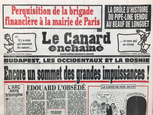 Couac ! | N° 3867 du Canard Enchaîné - 7 Décembre 1994 | Budapest, les occidentaux et la Bosnie : encore un sommet des grandes impuissances ! Arc : il y a ceux qui meurent du cancer… et ceux qui en vivent - Premier faux rebonds pour le Mondial de foot : Balladur au tribunal administratif : je n'ai toujours pas choisi qui fera le grand stade… la brigade financière s'invite à la mairie de Paris, elle rôde aussi autour de la villa de roussin - comment le beauf de Longuet s’est acheté une conduite - les suisses font Van Ruymbeke chocolat - ces bétonneurs et marchands d'eaux qui embrassent les élus sur la bouche - l'arc résiste depuis 15 ans aux flèches de ses détracteurs - le parlementaire Jean-Pierre se fait allumer à Strasbourg - | 3867