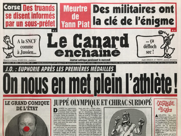 Couac ! | N° 3952 du Canard Enchaîné - 24 Juillet 1996 | "JUPPÉ OLYMPIQUE ET CHIRAC SURDOPÉ" - Cet article de Dominique Durand, publié le 24 juillet 1996 dans "Le Canard enchaîné", est une satire vigoureuse des actions et des discours de Chirac et de Juppé, en cet été olympique. Durand évoque le discours de Jacques Chirac du 14 juillet, où Chirac blâme les Français et, en partie, le gouvernement pour les problèmes du pays, tout en évitant de nommer explicitement son Premier ministre. Juppé, en réponse, intensifie ses efforts, organisant des réunions et des séminaires pour motiver ses ministres à être plus actifs. Il exhorte son équipe à aller "plus loin, plus haut, plus vite", reprenant la devise olympique. Cependant, ces efforts ne se traduisent pas par une hausse de popularité dans les sondages. Le mécontentement des Français est alimenté par divers problèmes, notamment la gestion de la crise de l'amiante à Jussieu et de la vache folle. Le voyage de Chirac au Gabon, destiné à promouvoir la paix, est également critiqué en raison des scandales liés à Elf et Le Floch-Prigent. Durand ironise en suggérant que la seule solution serait de doper tout le monde, en référence aux scandales de dopage dans le sport. Le voyage de Juppé en Corse est décrit comme apathique, malgré ses efforts pour renforcer la sécurité. À son retour à Bordeaux, Juppé salue Richard Virenque, un cycliste courageux, mais cette performance sportive ne suffit pas à remonter le moral général. Pendant ce temps, François Bayrou critique la décision de désamianter Jussieu tout en maintenant les étudiants sur place, et Jacques Barrot fustige les dépenses de santé qui dépassent les prévisions. Enfin, Durand ironise sur Édouard Balladur, qui demande un "déclic" pour la France, comparant cela à une prise d'ecstasy. Il prédit également des manifestations sociales à la rentrée, avec des groupes comme les agriculteurs, les agents de la SNCF, et les personnes préoccupées par la pollution de l'air.   | 3952