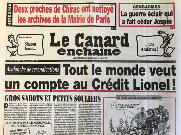 Couac ! | N° 4233 du Canard Enchaîné - 12 Décembre 2001 | Nos Exemplaires du Canard Enchaîné sont archivés dans de bonnes conditions de conservation (obscurité, hygrométrie maitrisée et faible température), ce qui s'avère indispensable pour des journaux anciens. | 4233