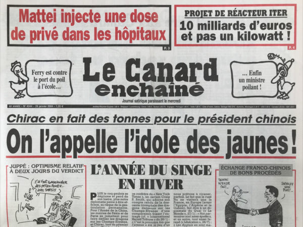 Couac ! | N° 4344 du Canard Enchaîné - 28 Janvier 2004 | Mattei injecte une dose de privé dans les hôpitaux - ferry est contre le port du poil à l'école… enfin un ministre poilant ! Chirac en fait des tonnes pour le président chinois - l'année du singe en hiver – Corse : le terrorisme sans bruit est pour bientôt – laïcité : Raffarin a gagné par le doute – voile : Le Conseil musulman déchiré - la réforme des hôpitaux peut en cacher une autre - un rapport pour anesthésier les assurés sociaux - bush et Blair ont tout promis en secret à Kadhafi - Les chercheurs nous embarquent pour Iter - quand maillot se mouille en Corse - Juppé va plus vite que son tram - dans le Fauchon, tout est bon – Blondel : il n'y a que Mailly qui maille... Haigneré cultive, en labo, la rogne des chercheurs - le képi obligatoire dans les écoles ? | 4344