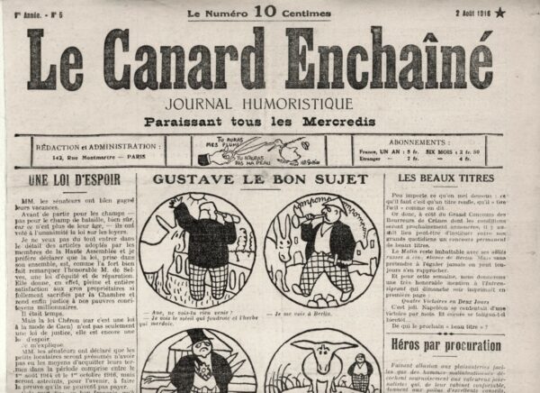 Couac ! | N° 5 du Canard Enchaîné - 2 Août 1916 | L'article "Une Loi d'Espoir" publié dans Le Canard Enchaîné le 2 août 1916, est une satire mordante visant la nouvelle législation sur les loyers votée par les sénateurs. À travers un ton ironique, l'auteur Dupont-Durand critique les privilèges accordés aux grands propriétaires par la Haute Assemblée, en soulignant l'absurdité des mesures prises au détriment des petits locataires. L'article commence par une observation ironique sur les sénateurs qui partent en vacances aux champs, mais pas au champ de bataille. Cette remarque souligne le fossé entre les sénateurs, souvent âgés et éloignés des réalités du front, et ceux qui luttent directement dans la guerre. L'auteur se moque de leur déconnexion et de leur privilège de ne pas participer aux combats. L'auteur décrit la loi sur les loyers comme une "loi d'équité et de réparation," mais il devient vite clair que cette description est sarcastique. En fait, la loi favorise largement les gros propriétaires, qui avaient été prétendument "sacrifiés" par la Chambre des députés. Dupont-Durand souligne le caractère injuste de la loi en affirmant qu'elle rend justice aux "pauvres concitoyens millionnaires." La satire devient plus mordante lorsque l'auteur aborde la stipulation selon laquelle les petits locataires devront prouver leur incapacité à payer leur loyer après le 1er octobre 1916. Cette exigence est ridiculisée, car elle repose sur l'hypothèse absurde que les petits locataires deviendront soudainement capables de payer leurs loyers, même en pleine guerre. Dupont-Durand pousse l'ironie plus loin en affirmant que, selon les sénateurs, plus la guerre durera, plus les petits locataires s'enrichiront. Cette proposition est manifestement absurde, et l'auteur utilise cette contradiction pour mettre en lumière l'incompétence et la déconnexion des sénateurs de la réalité économique et sociale des citoyens ordinaires. L'auteur se moque également de la vénération aveugle pour les sénateurs, perçus comme des personnes âgées et sages qui ne diraient jamais de bêtises. Cette croyance est tournée en dérision, car elle repose sur l'idée que les sénateurs sont infaillibles et bien informés grâce à leurs contacts "très bien et très haut placés." Finalement, Dupont-Durand conclut avec une ironie mordante, en affirmant que la prolongation de la guerre enrichira tellement les petits locataires qu'ils deviendront eux-mêmes de gros propriétaires. Ainsi, la loi votée par le Sénat finira par favoriser tous les citoyens, petits et grands, ce qui est évidemment une absurdité. Cette conclusion souligne l'injustice de la législation et critique la manière dont les lois sont souvent faites au profit des riches et des puissants, tout en ignorant les besoins des plus vulnérables. "Une Loi d'Espoir" est un exemple brillant de satire politique, utilisant l'humour et l'ironie pour critiquer les lois injustes et les privilèges des classes dirigeantes. En exposant les absurdités et les contradictions de la nouvelle législation sur les loyers, Le Canard Enchaîné souligne l'injustice sociale et l'incompétence des sénateurs, tout en rappelant les réalités cruelles de la guerre pour les citoyens ordinaires. | 5 4