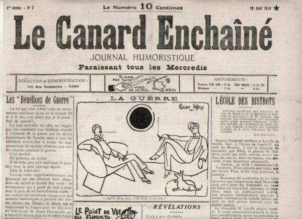 Couac ! | N° 7 du Canard Enchaîné - 16 Août 1916 | L'article "L'École des Bistrots" publié dans Le Canard Enchaîné le 18 août 1916, utilise l'humour et la satire pour critiquer les normes sociales et les attitudes prétentieuses, notamment celles de la haute société et des académiciens, en pleine période de guerre. Il se moque également des comportements prétendument raffinés et de l'obsession pour la correction linguistique et hygiénique dans les lieux publics. L'histoire commence avec le professeur Letulle, un éminent académicien, qui commande une bière au Café du Progrès. Dès le départ, l'article met en lumière le décalage entre le professeur et le garçon de café, Félix. Ce dernier, vêtu d'une cravate neuve, corrige immédiatement le professeur sur son choix de mots, insistant sur l'importance de la langue et des bonnes manières. Ce contraste souligne l'absurdité des conventions sociales lorsqu'elles sont appliquées de manière excessive et inappropriée. Le moment où le professeur découvre une mouche dans sa bière et la recrache par terre sert de point culminant pour la critique de l'hygiène et des normes sociales. Félix, avec une indignation exagérée, sermonne le professeur sur les dangers des crachats et les ravages de la tuberculose. Cette réaction exagérée met en lumière la tendance des gens à s'enfermer dans des comportements hyper-réglementés, même dans des situations triviales. Lorsque le professeur demande le Canard Enchaîné, Félix répond avec hauteur, suggérant que ce café respectable ne pourrait jamais proposer une telle feuille, préférant des journaux où collaborent des académiciens. Cette réponse souligne le snobisme et la condescendance souvent associés aux élites littéraires, tout en ridiculisant la fausse supériorité intellectuelle. Le professeur Letulle demande ensuite de quoi écrire, ce qui offre à Félix une nouvelle occasion de critiquer la langue du professeur. Cette scène souligne l'obsession de certains pour la pureté linguistique, même en temps de guerre, et tourne en ridicule le débat sur la manière correcte de parler et d'écrire dans des situations banales. Finalement, lorsque le professeur tente de donner un pourboire, Félix, dans une dernière démonstration de son rôle autoproclamé d'éducateur, refuse le pourboire, insistant que le professeur oublie le "cachet du professeur". Cette conclusion ironique met en lumière le ridicule de la situation : un garçon de café s'érige en gardien des bonnes manières et de la langue, dépassant même les attentes de son client académicien. "L'École des Bistros" est une satire efficace qui utilise l'humour pour critiquer les normes sociales et les attitudes prétentieuses de la haute société en pleine période de guerre. En exagérant les comportements et les réprimandes du garçon de café, Le Canard Enchaîné ridiculise la rigidité des conventions sociales et linguistiques, tout en soulignant l'absurdité des préoccupations élitistes dans des contextes ordinaires. | 7 4