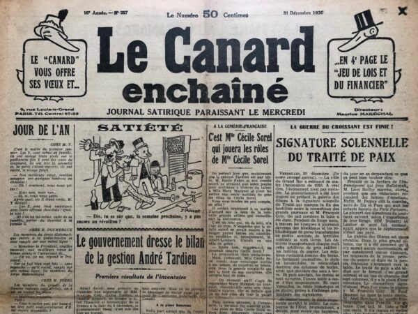 Couac ! | N° 757 du Canard Enchaîné - 31 Décembre 1930 | Le Jeu de Lois, du Canard et du Financier Jeu de 63 cases numérotées, en spirale, dans le sens inverse des aiguilles d'une montre, centripète et contenu dans la quatrième page du journal. Sur la page, au dessus du jeu : "Le Jeu de Lois, du Canard et du Financier". Dessins de Henri Guilac.  Le jeu n'est pas sans rappeler le scandale "Oustric-Péret", un des nombreux scandales rapportés par le Canard. La règle de ce nouveau jeu est toute semblable à celle du classique Jeu de l'Oie, sauf qu'elle en est exactement le contraire. Il s'agit, en effet, partant de la case 0 (bourse) de ne pas arriver à la case 63 (Prison de la Santé). Le joueur qui par le hasard des dés arrive le premier à cette case 63 perd la partie et paie la mise à tous les autres joueurs. Le nouveau Jeu du Canard comporte comme son ancêtre des Accidents, c'est-à-dire que l'arrivée dans certaines cases précipite fâcheusement la marche du joueur dans la direction du fatal numéro 63. Voici quelques exemples: Le joueur qui arrive au numero 5 (démission) abandonne la partie; Celui qui arrive au numero 10 (Snia Viscosa) rebondit jusqu'au numéro 35 (Commission d'enquête); Celui qui arrive au numéro 16 (l'arroseur) va directement au numéro 58 (Palais de Justice); Celui qui arrive au numéro 24 (Mme Hanau) passe immédiatement chez M. Gaston Vidal (numéro 39); Celui qui arrive au numéro 31 (M. Oustric) rejoint également M. Gaston Vidal au numéro 39; Celui qui rencontre le gendarme (numéro 52) ou le juge (numéro 62) est directement conduit à la Prison (numéro 63) et perd la partie. Mais le Nouveau Jeu du Canard ne comporte pas que des Accidents. Il comporte également des Avantages grâce auxquels le joueur un peu veinard piétine sur place ou même revient en arrière pendant que les partenaires moins chanceux avancent vers le numéro 63. Ainsi: Tout joueur que ses dés amènent sur l'un des Canards placés de 9 en 9 laisse passer trois coup sans bouger; Celui qui arrive au numéro 7 (Raoul Péret) revient tout naturellement au numéro 3 (René Besnard); Celui qui arrive à la Gazette du Franc (numéro 14) reste dans l'expectative jusqu'à ce qu'on vienne le déplacer; Celui qui arrive au numéro 41 (le pot aux roses) retourne au numéro 39 (M. Gaston Vidal) où il reste pendant que chacun des joueurs joue trois coups; Et caetera. et caetera... Comme on le voit, Le Nouveau Jeu du Canard est d'une simplicité enfantine et il n'est pas douteux qu'il fasse fureur cet hiver aussi bien dans les familles que dans le milieux boursiers et parlementaires. | 757