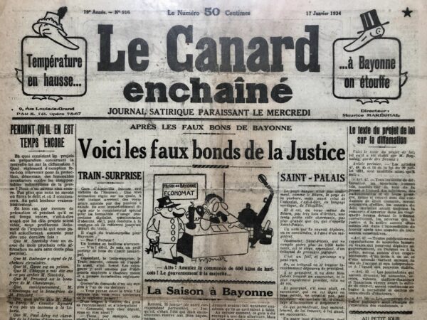 Couac ! | N° 916 du Canard Enchaîné - 17 Janvier 1934 | Dans notre boite aux lettres - En page 4 de ce numéro 916 du 17 janvier 1934, est publiée une lettre d'un lecteur, L. Perrotin, intéressante à plusieurs titres. D'abord, parce qu'il ne subsiste pas grand-chose, pour cause d'exode, dans les archives du Canard de la correspondance, nombreuse, qui lui fut adressée entre les 2 guerres et, ensuite, pour ce qu'elle révèle du lectorat de l'époque, de son ressenti et de ses aspirations. Comme souvent, l'auteur utilise le tutoiement et adopte un ton familier, tout en jouant sur l'animalité bonhomme, qui établit une connivence amicale, une complicité entre l'hebdomadaire et son lecteur : "Mon cher Canard, permets-moi tout d'abord, au seuil de cette nouvelle année, de t'adresser mes vœux de prospérité en te serrant fraternellement la patte". Puis vient l'expression du sentiment d'appartenir à une communauté, une confrérie : "Quand je vois, dans la rue ou ailleurs, te lisant, il est rare que sa physionomie ne me soit pas aussitôt sympathique Il me semble, en un mot, avoir en face de moi un coreligionnaire ! Si les imbéciles ne lisent pas l'Oeuvre, les couillons ne te lisent pas, ô Canard ! C'est pour cette raison que j'ai souvent pensé à une sorte de franc-maçonnerie du Canard" ! Enfin, il y a les allusions aux valeurs du journal et de son fondateur, Maurice Maréchal - l'honnêteté, la probité, l'intégrité morale - mais aussi aux coups de bec vengeurs : "c'est que nous t'aimons, toi qui n'as jamais pataugé en eau trouble Si tu nous es tellement cher c'est que, vois-tu, cher vieux palmipède, nous avons l'impression en te lisant, que tous les coups de pied au cul prodigués par toi aux salopards, c'est un peu nous qui les donnons". Rappelons que le Canard comptait un représentant des lecteurs, dans les années 1930, en la personne d'Yves Le Guillerm, un facteur breton. Laissons le dernier mot à Jean Galtier-Boissière : "d'un mot à l'autre, d'un écho à l'autre, d'un numéro à l'autre, et toujours par allusion les lecteurs du Canard devenaient peu à peu les membres d'une spirituelle société secrète dont ils apprenaient peu à peu les mots de passe, qui restaient incompréhensibles au vulgaire et à la censure". SP   | 916