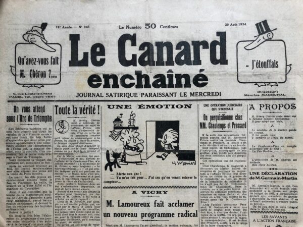 Couac ! | N° 948 du Canard Enchaîné - 29 Août 1934 | LES PETITS-ENFANTS DU GRAND SERPENT DE MER - par Jean Galtier-Boissière - Ce texte met en lumière l'art du sensationnalisme et de la fiction dans la presse, en soulignant l'évolution des histoires sensationnelles au fil du temps. Il commence par rendre hommage au "Serpent de Mer", un ancêtre des canulars journalistiques lancé par le journal "Le Constitutionnel" et dont la gloire a été éclipsée par le bourrage de crâne de la Première Guerre mondiale et les mensonges de propagande. Ensuite, l'auteur explore les différentes facettes de cette tradition journalistique, en mettant en avant des personnages mythiques tels que "l'homme-le-plus-vieux-du-monde", "l'odieux individu", "le dernier cuirassier de Reischoffen" et la femme "qui vient d'accoucher de cinq enfants". Ces personnages fictifs sont utilisés pour remplir les colonnes des journaux en l'absence de nouvelles sensationnelles, et leur existence est souvent renouvelée pour maintenir l'intérêt du public. Le texte se termine par un exemple frappant de sensationnalisme journalistique, où un homme est décrit comme incapable de s'arrêter de parler depuis douze jours à la suite d'un accident d'automobile. Cette histoire, bien que totalement inventée, est présentée de manière plausible et captivante, démontrant ainsi l'habileté des journalistes à créer des récits sensationnels à partir de rien. En résumé, ce texte offre un regard amusant et satirique sur les pratiques sensationnalistes de la presse, en mettant en lumière l'ingéniosité des journalistes à créer des histoires captivantes pour divertir et intriguer leur public.   | 948