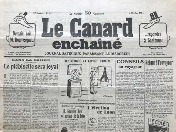 Couac ! | N° 953 du Canard Enchaîné - 3 Octobre 1934 | DANS LA SARRE le plébiscite sera loyal - L'article de Jean Galtier-Boissière, paru dans Le Canard Enchaîné le 3 octobre 1934, évoque les manœuvres allemandes visant à manipuler le plébiscite en Sarre. Le journal Le Temps avait précédemment dénoncé ces manœuvres, affirmant que plus de 80 000 électeurs auraient été inscrits de manière inadmissible sur les listes électorales, notamment des officiers et sous-officiers en garnison en Sarre avant la guerre. Cela risquerait de fausser les résultats du plébiscite en permettant à des personnes n'ayant aucun droit de vote d'y participer. Cependant, l'article du Canard Enchaîné apporte un contre-argument en soulignant l'existence de l'Union Franco-Sarroise, qui a pris des mesures pour contrer ces manipulations. Cette organisation a envoyé une documentation aux officiers de réserve français présents en Sarre en 1919, les informant des critères pour participer au plébiscite. Ils ont également demandé aux intéressés de ne pas mentionner leur situation militaire à cette époque, ce qui était essentiel pour que leur demande soit valide. L'article conclut en affirmant que les manœuvres allemandes seront déjouées grâce à l'intervention de l'Union Franco-Sarroise, et que le plébiscite se déroulera de manière loyal, sans manipulation.   | 953