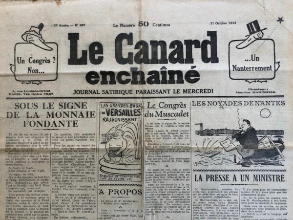 Couac ! | N° 957 du Canard Enchaîné - 31 Octobre 1934 | DE L'HOMME À LA CASQUETTE À L'HOMME À LA PIPE - Cet article de Jean Galtier-Boissière, intitulé "DE L'HOMME À LA CASQUETTE À L'HOMME À LA PIPE", paru dans Le Canard Enchaîné le 31 octobre 1934, offre une comparaison acerbe entre Raymond Poincaré et Édouard Herriot, deux figures politiques françaises de l'entre-deux-guerres. Galtier-Boissière commence par décrire une rencontre fugace avec Poincaré sur le front pendant la guerre, soulignant le contraste entre la vision idéalisée du président par l'arrière et le mépris des soldats pour lui. Il décrit Poincaré comme un homme qui rêvait d'être aimé mais qui, se sentant continuellement bafoué, refusait toute grâce aux poilus qui ne l'appréciaient pas. L'article met ensuite en contraste les personnalités et les styles politiques de Poincaré et de Herriot. Poincaré est dépeint comme un homme froid, réservé et revanchard, dont la politique a conduit la France à la guerre. En revanche, Herriot est présenté comme un démagogue charmeur et traître, capable de conserver sa popularité en faisant des compromis politiques opportunistes. Galtier-Boissière critique Herriot pour sa propension à trahir ses principes et ses électeurs pour préserver son pouvoir politique. Il dénonce ses manœuvres politiques opportunistes, son habillement rhétorique et son manque de sincérité. En conclusion, l'article souligne que, malgré leurs différences, Poincaré et Herriot sont tous deux des politiciens dont l'impact sur la France a été controversé. Alors que Poincaré était ouvertement détesté pour ses politiques revanchardes, Herriot est méprisé pour son opportunisme et sa propension à trahir ses idéaux.   | 957 1