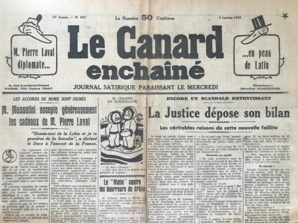 Couac ! | N° 967 du Canard Enchaîné - 9 Janvier 1935 | Les fourneaux lyriques - L'article de Jean Galtier-Boissière est une critique satirique de la gastronomie et des tendances culinaires de son époque. En utilisant l'ironie et l'humour, Galtier-Boissière met en lumière les absurdités et les extravagances des pratiques culinaires et gastronomiques. Galtier-Boissière commence par observer les différences de célébration entre Noël, la Saint-Sylvestre et l'Épiphanie, illustrant comment les classes sociales se distinguent par leurs choix alimentaires : "Noël et la Saint-Sylvestre opposent, suivant les quartiers, les huîtres de Belon et le dindonneau truffé au modeste boudin blanc." Il souligne le caractère universel et démocratique de la galette des rois, qui semble réunir toutes les classes sociales sous une tradition commune. L'auteur se moque des recettes culinaires pompeuses et complexes proposées par certains chefs et gastronomes, qui semblent plus destinées à impressionner qu'à être réellement exécutées : "La plupart de ces recettes sublimes sont strictement inexécutables, sinon pour la table de M. Rockefeller." Il décrit avec sarcasme une recette exagérément élaborée, montrant l'absurdité de ces pratiques :  "Retirez du feu et glacez. Au moment de servir, jetez l'oie, jetez la dinde, jetez le pigeonneau, jetez la grive : il vous reste une olive absolument incomparable." Galtier-Boissière critique également la prétention des chefs qui se considèrent comme des artistes et des poètes, négligeant parfois la qualité réelle de leurs plats au profit de leur renommée et de l'originalité de leurs noms de plats : "Nombre de braves ‘chefs’ se sont naturellement persuadés qu'ils exerçaient une façon de sacerdoce." Il pointe du doigt les menus des restaurants prétentieux, dont les intitulés sont souvent plus grandiloquents que le plat lui-même : "Quoi de plus prétentieux que certains menus 'd'hostelleries' et de 'relais'...?" En contraste, l'auteur prône une cuisine simple et authentique, soulignant que les plats les plus savoureux sont souvent les plus simples, préparés par des personnes modestes mais passionnées : "Les plus succulents ragoûts ne sont-ils pas mijotés dans des loges de concierge et les meilleurs entrecôtes grillées dans une cheminée de campagne...?" Pour conclure, Galtier-Boissière raconte une conversation avec un chef, révélant l'impact des noms sophistiqués sur la vente des plats : "Quand il s'agit de faire filer au plus vite un reste de vulgaire pâté de cochon, il paraît que si le menu annonce ‘le Saint-Antoine du Gourmet à la mode du Quercy’, la terrine s’enlève en un clin d'œil." | 967