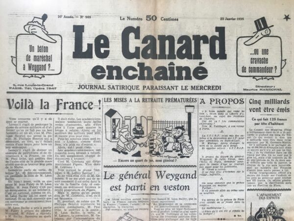 Couac ! | N° 969 du Canard Enchaîné - 23 Janvier 1935 |  "0,4 % ou les heureux résultats de la Politique de Prestige" de Jean Galtier-Boissière Jean Galtier-Boissière, dans son article publié le 23 janvier 1935, critique sévèrement la "Politique de Prestige" de la France concernant la Sarre. Il commence par souligner la naïveté du public, qui continue de croire aux mensonges des médias, comme ceux propagés par l'Association Française de la Sarre, dirigée par des magnats de la métallurgie et relayée par une presse chauvine. Avant le plébiscite, cette association, dirigée par des figures douteuses comme Henri Rossignol, a diffusé de fausses informations, prétendant qu'un nombre significatif de Sarrois soutenaient la France. En réalité, le résultat du plébiscite a montré un soutien écrasant pour le retour à l'Allemagne avec 90 % des voix, démasquant le mensonge de l'Association qui ne put aligner que 2 124 partisans français le jour du vote. La presse française et les magnats métallurgiques avaient soutenu le "Front de la Liberté" en Sarre, non par idéalisme, mais pour exercer des pressions économiques sur leurs homologues allemands. Après l'accord avec les métallurgistes allemands, la presse a abandonné ces militants, les laissant aux mains des nazis victorieux. Galtier-Boissière rappelle que, dès 1930, Aristide Briand avait envisagé un retour anticipé de la Sarre à l'Allemagne contre d'importantes concessions économiques, un plan saboté par les mêmes industriels et politiciens qui préféraient attendre le plébiscite de 1935. Ce choix s'est révélé désastreux : l'Allemagne a remporté un succès écrasant, renforçant le nazisme et ridiculisant la France avec seulement 0,4 % de voix favorables. De plus, la France a perdu l'opportunité de négocier avantageusement le rachat des mines sarroises, devant accepter un accord bien moins favorable en 1935. Ainsi, la "Politique de Prestige" a non seulement humilié la France sur la scène internationale, mais aussi compromis la situation économique et politique, soulignant l'incompétence et l'arrogance des politiciens et industriels français de l'époque. | 969