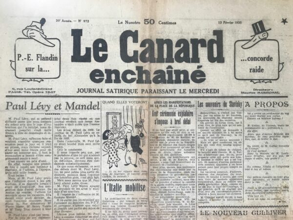 Couac ! | N° 972 du Canard Enchaîné - 13 Février 1935 |  "Vers les deux ans" de Jean Galtier-Boissière Dans cet article publié le 13 février 1935, Jean Galtier-Boissière aborde avec mordant l'imminente campagne pour le retour à un service militaire de deux ans, dénonçant les motivations derrière cette mesure. Galtier-Boissière commence par rappeler les espoirs des soldats après la Première Guerre mondiale, alors qu'on leur avait promis que ce serait la « der des der » (la dernière des dernières guerres) et que le militarisme prussien serait abattu. Cependant, après l'armistice, les dirigeants mondiaux étaient plus préoccupés par le partage du butin de guerre et le redécoupage des frontières que par la mise en place de mesures pour abolir le militarisme. Il souligne comment l'état-major français et les industriels de l'armement ont rapidement œuvré pour maintenir une Allemagne militairement puissante, justifiant ainsi la nécessité de l'armée française et les crédits de guerre qui enrichissaient les munitionnaires. Même après la victoire, ces groupes ont réussi à exploiter la peur de l'ennemi vaincu pour continuer à faire des bénéfices. Galtier-Boissière dénonce l'hypocrisie de la grande presse, contrôlée par les industriels de l'armement, qui maintient cette peur pour justifier l'augmentation des dépenses militaires. Il critique l'idée que l'extension du service militaire est nécessaire pour économiser le sang des soldats français, alors que cela sert surtout à augmenter les crédits militaires. Il réfute les arguments en faveur de la loi de trois ans de 1913, affirmant qu'elle n'a jamais été appliquée et n'a donc pas contribué à la préparation de la France pour la guerre de 1914. Au contraire, elle a détourné des ressources nécessaires pour d'autres préparatifs militaires. Il rappelle les prédictions erronées du général de Castelnau, qui pensait qu'une guerre courte serait gagnée uniquement par les troupes d'active, alors que la guerre a duré cinq ans et a nécessité une mobilisation massive des réservistes. L'article se termine en soulignant que les fausses affirmations des partisans du militarisme doivent être rejetées, en particulier les idées périmées comme celles des « trois ans sauveurs » et les histoires de multiples invasions de la France par l'Allemagne, qui sont souvent présentées de manière biaisée pour justifier la militarisation continue. Galtier-Boissière conclut avec une note de scepticisme, soulignant qu'il est difficile de discuter avec des personnes de mauvaise foi, impliquant ainsi que les motivations derrière le retour au service militaire de deux ans sont plus économiques et politiques qu'une véritable nécessité de défense nationale. | 972