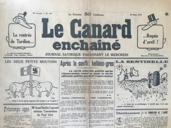 Couac ! | N° 977 du Canard Enchaîné - 20 Mars 1935 |  "JEU DE MASSACRE" de Jean Galtier-Boissière Dans cet article publié le 20 mars 1935, Jean Galtier-Boissière critique avec ironie et mordant plusieurs figures et événements de l'actualité politique et militaire française. **Fausse Noblesse de M. de la Rochefordière :** Galtier-Boissière commence par ridiculiser Alain de la Rochefordière, un prétendu noble breton qui aurait insulté le roturier Flandin. Il révèle que de la Rochefordière n'est en réalité qu'un roturier nommé Pavré, qui s'est auto-anobli en ajoutant le nom de son domaine à son patronyme, devenant ainsi un symbole comique de fausse noblesse. **Les Marchands de Canons :** L'auteur mentionne le livre de Paul Allard intitulé "La vérité sur les marchands de canons", qui, selon l'auteur, peint Schneider comme un "ange de la paix" en le comparant favorablement à d'autres marchands d'armes internationaux comme Zaharoff, Krupp, et Dupont de Nemours. **Conflits au Sein du Clergé :** Il évoque les attaques du général de Castelnau contre les dominicains de la publication catholique *Sept*, qui prône l'antibellicisme. Cette attaque souligne le conflit interne entre les jésuites, soutenus par L'Écho de Marie, et les dominicains, critiqués pour leur pacifisme. **Scandale Financier de l'Union Franco-Sarroise :** Galtier-Boissière rapporte avec sarcasme la suspension des réunions de l'Union franco-sarroise en raison des abus constatés lors d'une réunion où les participants avaient consommé trois fois plus de vin chaud que prévu. **Critique de la Loi de Trois Ans :** Il s'attaque à M. de Kerillis, qui glorifie la loi de trois ans votée en 1913. Galtier-Boissière souligne que cette loi n'était pas en vigueur au début de la Première Guerre mondiale et que les soldats français en 1914 n'avaient pas trois ans de service. **Réaction d'Hitler à la Loi de Deux Ans :** L'auteur termine en abordant la réaction rapide d'Hitler à la nouvelle loi française de deux ans, qui a promulgué le service militaire obligatoire en Allemagne. Il ironise sur le fait que les arguments utilisés par Hitler sont similaires à ceux de l'État-major français, et se moque de la satisfaction des militaires et des industriels de l'armement face à cette escalade militaire.   | 977