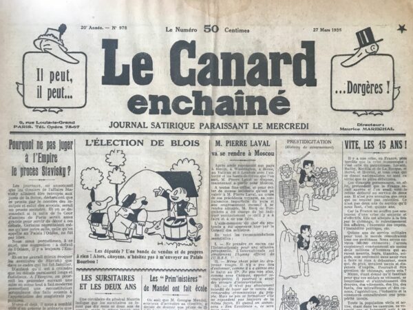 Couac ! | N° 978 du Canard Enchaîné - 27 Mars 1935 | **Petite Histoire Franco-Allemande** - *Jean Galtier-Boissière Jean Galtier-Boissière, dans son article, dresse un tableau acerbe et critique des relations franco-allemandes après la Première Guerre mondiale, en dénonçant les manœuvres des marchands d'armes et des militaires. **L'Armée Allemande après l'Armistice :** Galtier-Boissière commence par rappeler que, malgré la défaite allemande, l'armée allemande n'a pas été complètement démantelée. Le maréchal Foch, avec une certaine admiration pour ses homologues allemands, a laissé à l'Allemagne une armée réduite mais existante. En 1920, les effectifs furent même augmentés à deux cent mille hommes, grâce à la complaisance de Millerand, Foch et Weygand. **Destruction du Matériel de Guerre Allemand :** Le traité de Versailles prévoyait la destruction massive du matériel de guerre allemand. Fin 1926, la Commission de Contrôle constatait la destruction de milliers d'armes et de véhicules militaires. En 1927, Foch déclarait le désarmement allemand effectif, offrant un espoir de paix durable en Europe. **Manigances des Marchands de Canons :** Cependant, Galtier-Boissière affirme que les munitionnaires et les militaires, désireux de maintenir leurs profits et emplois, ont orchestré une campagne de réarmement. La presse, contrôlée par les industriels de l'armement, a alimenté la peur d'une menace allemande pour justifier la poursuite de l'armement en France et chez ses alliés. **Complicité des Industriels :** Les marchands de canons français et anglais auraient même soutenu financièrement le mouvement hitlérien, facilitant ainsi le réarmement clandestin de l'Allemagne. Ce réarmement secret a provoqué une réaction en chaîne, poussant les nations voisines à renforcer leur défense, créant ainsi une spirale de méfiance et de militarisation. **Coup de Théâtre d'Hitler :** Le 16 mars 1935, l'Allemagne rétablit le service militaire obligatoire, justifié par la propagande nazie comme une garantie de paix, utilisant les mêmes arguments que les ministres français sur la sécurité. Cette action a été accueillie favorablement par les marchands d'armes, qui voyaient là une opportunité de relancer la course aux armements. **Hypocrisie des Grands Journaux :** Galtier-Boissière condamne l'hypocrisie des grands journaux, qui feignent l'indignation face à Hitler tout en étant financés par les munitionnaires. Ces journaux entretiennent la haine entre les peuples, préparant ainsi le terrain pour de futurs conflits. **Marionnettes des Politiciens :** Il termine en soulignant que les politiciens ne sont que des marionnettes manipulées par une association de malfaiteurs internationaux. Tant que cette association ne sera pas démantelée, elle continuera à décider de la guerre ou de la paix, au détriment des peuples qui aspirent sincèrement à la paix. L'article de Galtier-Boissière est une dénonciation mordante des manipulations et des intérêts cachés derrière les décisions politiques et militaires, appelant à une prise de conscience et à une action contre les véritables fauteurs de guerre. | 978