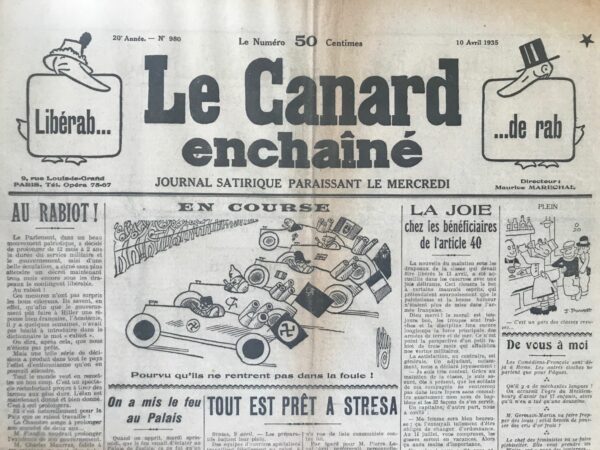 Couac ! | N° 980 du Canard Enchaîné - 10 Avril 1935 | **Invalides Dorés ou le Bayard du Canal de Suez** - Jean Galtier-Boissière Jean Galtier-Boissière dénonce dans cet article l'usage des retraites dorées et les liens entre hauts fonctionnaires, militaires de haut rang et grandes entreprises. L'article met en lumière les pratiques douteuses et les privilèges offerts à certains hauts personnages de la société française. Galtier-Boissière commence par évoquer le scandale financier autour de Citroën, où certains journaux ont révélé que les fils de hauts personnages touchaient des salaires exorbitants. Par exemple, le fils de l'ex-président Millerand et le fils du général Weygand auraient reçu des salaires de 50.000 francs par mois, bien supérieurs à ceux des hauts fonctionnaires et généraux eux-mêmes. La situation devient embarrassante pour Maxime Weygand, ancien généralissime, qui voit son fils gagner beaucoup plus que lui. Malgré une campagne médiatique intense, Weygand doit quitter son poste. Cependant, il est bientôt récompensé par une nomination au Conseil du Canal de Suez, où il remplace Barthou, retrouvant ainsi une place de prestige et une retraite dorée. Galtier-Boissière décrit deux types de généraux siégeant dans les conseils d'administration : 1. **Les généraux obscurs** : Ces anciens militaires cherchent à arrondir leur demi-solde en prenant des postes administratifs après leur retraite, souvent dans des entreprises ou des journaux. 2. **Les généraux de haut rang** : Ces hommes sont récompensés pour les services rendus à l'industrie ou à la politique, non pas par des commissions directes, mais par des postes lucratifs dans les conseils d'administration. Les nominations à ces postes sont souvent faites de manière ostentatoire ou plus discrète, selon l'importance de la personnalité. Par exemple, les chefs de la marine anglaise deviennent traditionnellement administrateurs chez Vickers, tandis que les amiraux français entrent chez Le Creusot après avoir encouragé les commandes de plaques blindées. La Compagnie anglo-française du Canal de Suez est particulièrement privilégiée pour accueillir les grandes personnalités ayant bien servi les intérêts du capital. Les administrateurs y touchent des salaires très élevés, augmentés par divers avantages supplémentaires, faisant de ces postes des retraites particulièrement lucratives. Galtier-Boissière critique vivement ces pratiques et l'hypocrisie de ceux qui les tolèrent ou les encouragent. Il souligne que même les admirateurs des grands généraux peuvent trouver ces privilèges excessifs. Il conclut avec une note nostalgique, rappelant que les généraux de l'Empire, malgré leurs nombreuses blessures, rêvaient d'« Invalides » moins dorés, contrastant avec les pratiques contemporaines. Cet article de Galtier-Boissière offre une critique acerbe des relations entre l'armée, la politique et les grandes entreprises, dénonçant l'influence et les privilèges excessifs accordés à certains hauts personnages. Il met en lumière les pratiques douteuses qui perdurent au sein des institutions françaises, soulignant la distance entre les idéaux de service et de sacrifice militaire et la réalité des retraites dorées. | 980