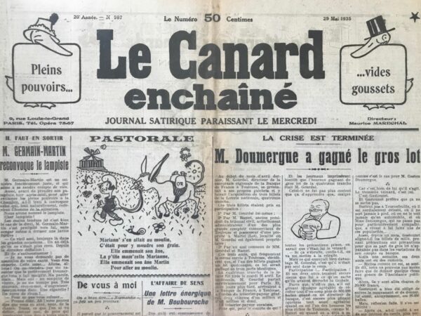 Couac ! | N° 987 du Canard Enchaîné - 29 Mai 1935 |  Les Feuilles de chêne dans le panier de crabes - Jean Galtier-Boissière Dans cet article, Jean Galtier-Boissière examine la publication des mémoires et critiques entre généraux, en particulier à travers le prisme du livre du général Mordacq intitulé *Les Légendes de la grande guerre*. Galtier-Boissière souligne le caractère polémique et souvent acide de ces récits, qui offrent une version contrastée et parfois critique des événements et des figures militaires de la Première Guerre mondiale. Les mémoires des généraux sont souvent remplis d'accusations et de récriminations mutuelles, offrant un spectacle réjouissant pour les observateurs extérieurs. Galtier-Boissière compare cette situation à des "vieux crabes furibards" dans un panier, chacun essayant de discréditer l'autre. Le général Mordacq commence par critiquer sévèrement le général de Castelnau, surnommé "le capucin botté". Mordacq l'accuse d'avoir mal évalué l'ennemi en 1914, croyant que l'armée allemande n'utiliserait pas ses réserves en première ligne, ce qui contribua aux désastres de Charleroi et Morhange et à l'invasion. Mordacq reproche également à Castelnau d'avoir donné un ordre de retraite le 5 septembre 1914, menaçant ainsi le "miracle" de la Marne, et d'avoir failli provoquer une débâcle complète. Mordacq critique aussi Foch pour avoir compromis la victoire à Rethondes en 1918. Alors que le général américain Bliss prônait le désarmement total de l'Allemagne, Foch aurait permis à l'armée allemande de conserver une partie de ses forces, anticipant peut-être des besoins futurs pour la France en matière de défense et de structure militaire. Enfin, Mordacq s'en prend à Weygand, contestant la légende qui lui attribue l'arrêt de l'offensive bolchevique devant Varsovie. Selon Mordacq, le plan de Weygand fut rejeté par Piłsudski, qui préféra suivre sa propre stratégie pour remporter la victoire. L'ouvrage de Mordacq contient aussi des documents inédits, comme une lettre du ministre de la Guerre Messimy à Joffre, datée du 24 août 1914, exigeant des mesures draconiennes contre les officiers incompétents. Mordacq qualifie les généraux limogés de "fatigués ou incapables", soulignant l'ironie des critiques internes à l'armée. Jean Galtier-Boissière conclut en évoquant le caractère souvent brutal et sans concession des récits militaires, qui révèlent autant de rancœurs personnelles que de vérités historiques. Son article met en lumière les tensions et les conflits d'ego au sein du haut commandement militaire, offrant un regard critique et satirique sur les mémoires et les légendes de la grande guerre. | 987