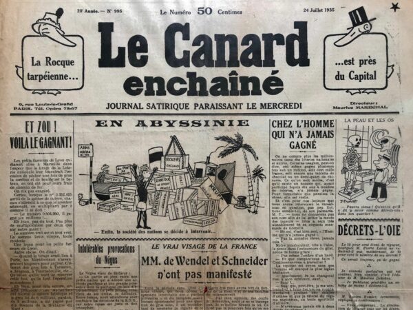 Couac ! | N° 995 du Canard Enchaîné - 24 Juillet 1935 | Du général Boulanger au Colonel de La Rocque - L'article de Jean Galtier-Boissière dans Le Canard Enchaîné, daté du 24 juillet 1935, trace des parallèles entre le général Boulanger et le colonel François de la Rocque, soulignant les similitudes dans leurs parcours et leurs échecs potentiels. Galtier-Boissière critique les figures de Boulanger et de la Rocque, les dépeignant comme des leaders populistes incapables de concilier les aspirations contradictoires de leurs partisans et commanditaires. Le général Boulanger, autrefois acclamé par une foule en liesse, a préféré fuir ses responsabilités en choisissant l'amour plutôt que le pouvoir lorsqu'il aurait pu s'emparer de l'Élysée en 1889. Boulanger avait accepté le soutien de divers groupes politiques, ce qui l'avait mis dans une position difficile lorsqu'il devait choisir ses alliances au moment décisif. François de la Rocque, descendant d'une lignée d'émigrés, a fondé les « Croix de Feu », initialement destinées à rassembler des anciens combattants méritants. Le mouvement s'est élargi pour inclure des « volontaires-nationaux » et même des femmes et des enfants. La Rocque, un officier d'État-major aux ambitions militaires, se retrouve à la tête de ce qui pourrait être considéré comme une armée, sans savoir où la diriger, semblable à Boulanger face à une foule en liesse. Tout comme Boulanger, de la Rocque bénéficie de soutiens divers et parfois conflictuels : - **Les Partis de Droite et les Prétendants au Trône :** La Rocque attire l'attention de divers partis de droite et des prétendants au trône de France, tels que le comte de Paris et le prince Napoléon. - **Les Congrégations Économiques et les « Deux Cents Familles » :** Les grandes entités économiques et les familles influentes, gérant à leur profit les intérêts nationaux, voient dans les « Croix de Feu » une potentielle force auxiliaire pour protéger leurs intérêts. Le colonel de la Rocque se présente comme un réformateur social et un anticapitaliste, prêt à défier la Haute Banque et les grands féodaux de l'industrie. Pourtant, des figures de l'establishment comme Guy de Wendel et M. Mercier font partie de ses rangs, révélant une contradiction entre ses déclarations et les réalités de son soutien. De la Rocque, comme Boulanger avant lui, semble paralysé par les attentes contradictoires de ses partisans. La pression de ses soutiens financiers et politiques rend difficile toute action décisive, risquant de le faire renier par une partie de ses alliés. Jean Galtier-Boissière souligne les parallèles historiques et les défis auxquels sont confrontés des leaders populistes comme Boulanger et de la Rocque, leur incapacité à concilier des intérêts divergents et leur éventuelle paralysie politique. Il critique la manière dont de tels leaders manipulent et sont manipulés par les forces politiques et économiques de leur époque. | 995 1