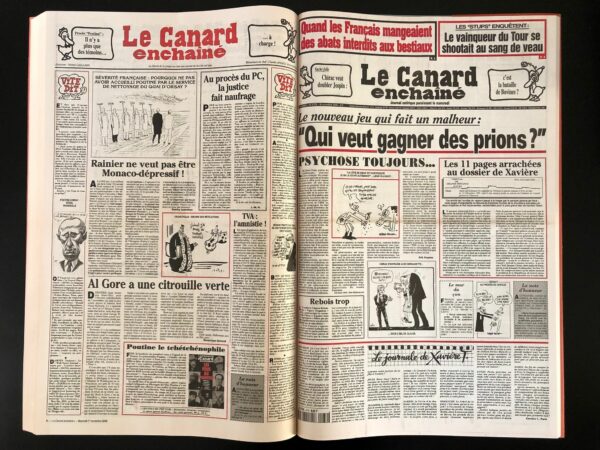 Couac ! | Année 2000 du Canard Enchaîné complète et brochée | Année complète et brochée 2000. Grand in folio 57.5 X 36 cm, feuilles parfaitement massicotées à ce format - 52 numéros originaux / 416 pages - BON an mal an nous y voilà : millénaire de ne pas y toucher, le XXIe siècle s'affiche au calendrier ! On ne saurait dire encore si 2001 sera l'Odyssée de l'espace. Mais pour ce qui est de nos contrées, et plus précisément de la galaxie Matignon-Elysée, on peut dès maintenant augurer que c'est d'abord de la cohabitation que 2001 sera l'odyssée. En ce domaine, la réalité dépasse déjà les frictions qui tout au long de l'an 2000 écoulé n'ont cessé de croître et de se multiplier. Ces explications « d'homme à homme » sont d'un genre plus terre à terre que la guerre des étoiles. Elles se règlent souvent au ras des pâquerettes. Les deux têtes opposées de l'exécutif ne s'embarquent pas pour l'horizon 2002 à bord d'un super-vaisseau interstellaire, mais dos à dos sur la même vache folle qui meugle sa schizophrénie. Et les deux cohabitants ennemis ne s'affrontent ni au désintégrateur laser ni à la force mentale, mais à la cassette qui tue, aux farines carnées ou au calendrier électoral. Les adversaires veillent toutefois, dès qu'il s'agit des affaires, à ne pas trop s'estropier. D' abord parce que ce genre d'arme à double tranchant peut toujours se retourner contre celui qui s'en sert. Ensuite parce que la route est encore longue jusqu'à la bataille finale de la présidentielle de 2002. Elle est aussi ponctuée d'embûches judiciaires et d'élections municipales. Autant d'échéances qui peuvent faire mal. Et ont déjà, pour ce qui concerne la Mairie de Paris, sérieusement plombé celui qui en fut le premier édile. Car, des pratiques de Tiberi à la cassette Méry en passant par les commissions occultes sur les marchés publics d'Ile-de-France, c'est à chaque fois le nom de Chirac qui a été prononcé. Celui de Jospin n'est pas pour autant totalement épargné. Même si le mot affaires rime le plus souvent avec RPR ou ancien maire, le PS et le PC sont également concernés et ont aussi leurs propres affaires et des enquêtes en cours qui se comptent au pluriel. Bref, commencé sous le signe de la tempête pour tout le monde, l'an 2000 s'achève, pour nos cohabitants, dans la tourmente des affaires. (...) Erik Emptaz - L'année Canard N°78 - décembre 2000 - | 2000 1