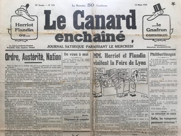 Couac ! | N° 976 du Canard Enchaîné - 13 Mars 1935 |  Munitionnaires et culottes de peau Jean Galtier-Boissière (1891-1966), alors caporal, fonde, en juillet 1915, Le Crapouillot (petit mortier en argot militaire), véritable journal des tranchées (ce que n'est pas le Canard enchaîné, créé 2 mois plus tard, au domicile de Maurice et Jeanne Maréchal, Faubourg du Temple, à Paris). Pacifiste intégral, de gauche, anticommuniste, antiraciste et antinazi, à l'époque, Galtier-Boissière, alias le "Commodore", collabore au Canard d'avril 1934 à juillet 1937, y apportant son talent de polémiste et son côté "fort en gueule". Dans un article paru dans ce numéro 976 du 13 mars 1935 - alors que la durée du service militaire est portée de 1 à 2 ans - il dénonce "la manipulation de l'opinion française, à travers la presse, par 2 puissances : les munitionnaires et l'Etat-Major. Car, - étonnant paradoxe - l'Internationale de l'Industrie de Guerre est alliée - chez nous comme dans chaque pays - aux professionnels du patriotisme et aux spécialistes de la Défense nationale". Les "professionnels du patriotisme" désignent les journalistes, artistes, écrivains... prêtant leur concours à la mobilisation des esprits pour la guerre. "Les spécialistes de la défense nationale" sont les militaires, espérant une nouvelle guerre leur permettant de se mettre en valeur. Quant à "l'Industrie de Guerre", elle est symbolisée par "la sacrée trinité de Wendel - Schneider - Théodore Laurent du tout-puissant Comité des Forges". Ce qui est reproché à ces munitionnaires, c'est de se rendre coupables de trahison en même temps que d'homicide, car, non contents de dresser le peuple français contre le peuple allemand, ils possèdent des intérêts en Allemagne et vendent à ce pays du matériel militaire qui lui fait défaut. La suite de l'article transpire le mépris et la colère qu'éprouve l'ancien combattant qu'il fut pour l'Etat-Major français: "le plus ahurissant, c'est de voir le crédit que semblent encore accorder certains ci-devant poilus à tous les généraux Ramollot, Ronchonnot et Duconneau de la dernière guéguerre Les anciens combattants ont-ils vraiment oublié l'incommensurable sottise de notre Etat-Major d'avant-guerre, refusant l'artillerie lourde et les mitrailleuses, écartant l'aviation, prônant la baïonnette, ignorant l'A.B.C. de son métier; puis, la guerre déclarée, lançant les fantassins en pantalons rouges, musique en tête, sur les fils de fer barbelés et faisant massacrer par sa criminelle incapacité 300 000 soldats d'active pendant le premier mois de la guerre ?". Il poursuit : "Mangin n'écrivait-il pas : en France, nous sommes toujours d'une guerre en retard. En 1914, l'Etat-Major préparait la guerre de 1870 Et le grand public, incurable gogo, continue à faire confiance à toutes ces badernes périmées". Il conclut l'article en évoquant, ironiquement, l'âge du maréchal Pétain, né en 1856, encore ministre de la Guerre jusqu'en novembre 1934. Il ne pouvait pas se douter, qu'après la débâcle de mai/juin 1940, ce dernier deviendrait, le 11 juillet, "chef de l'Etat français", à 84 ans... SP | 976