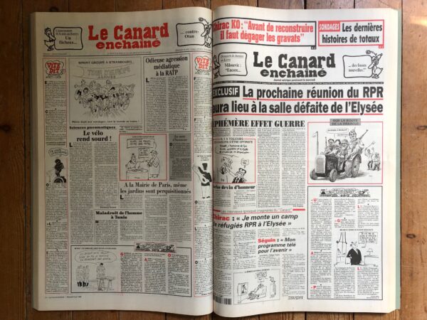 Couac ! | Année 1999 du Canard Enchaîné complète et brochée | Année complète et brochée 1999. Grand in folio 57 X 35.5 cm, feuilles parfaitement massicotées à ce format - 52 numéros originaux / 416 pages - FIN d'année, fin de siècle... avec tous ces mots de la fin on pouvait redouter que les oiseaux de mauvais augure ne se déchaînent. Mais par chance les pythies de service, survivant au ridicule d'une éclipse qui n'a pas rimé avec l'apocalypse qu'elles nous avaient annoncée, ont opté avec prudence pour le millénarisme modeste. Le profil (astrologique) bas est de mise, et le catastrophisme, discret. Excepté quelques allumés du bog et autres polytraumatisés du microprocesseur, on note sans déplaisir que les Paco Rabanne et consorts sont moins nombreux que prévu pour nous prédire que la fin de 1999 annonce la fin des haricots et celle du monde du même coup. Que l'on considère l'année qui se termine comme la dernière du siècle ou la première du troisième millénaire, il est une prédiction à laquelle chacun peut s'adonner sans risquer d'être démenti par les faits, l'an 2000 sera forcément une année de campagne électorale. Quelle est, en France, l'année qui ne l'est pas ? Avant même que 1999 ait commencé, Chirac se croyait déjà en 2002, c'est-à-dire en campagne présidentielle. Un an d' actualité et quelques calamités électorales plus tard, le président de la République est toujours à l'assaut des urnes. Demandez le programme ! Il y a deux ans c'était le « nouvel élan », l'an dernier nous avons eu droit au « nouveau souffle », cette année c'est la « reconquête ». Chirac ne pense qu' à ça. Il n' a d' ailleurs pas grand-chose d'autre à faire et s'y emploie avec des bonheurs divers mais avec l'énergie de ceux qui en redemandent comme on reprend du tripoux. La moindre contrariété de Jospin le fait pétiller, tout ce qui contrarie son cohabitant le met en état d'euphorie avancé, l'affaire DSK c'est son LSD. Il se voit alors au nirvana des urnes, confond sondages et suffrages, et du même coup en oublie ses propres ennuis, son parti en déconfiture, ses barons en désespérance, ses ratages dès qu'il s'en mêle, mais aussi ses affaires et celles de son ami Tiberi... Dans l'isolement de l’Élysée, entouré de sa chère fille et de ses conseillers, il s'emballe vite en prédisant à Jospin un long catalogue de calamités. Ledit Lionel, qui se défend d'être lui aussi en campagne, et s’efforce d'afficher une sérénité à toute épreuve, n'en est pas moins agacé. Et il y a peu de raisons pour qu'en ce domaine les choses aillent en s'améliorant, la fin de l'année n'est pas la fin des hostilités. Mais, avant de découvrir ces épisodes à venir, il n'est pas déplaisant de se remémorer les précédents. Ce dernier « Bêtisier » du siècle est là pour vous y aider. Vous y retrouverez toute l' actualité de 1999, revue et allumée chaque mercredi par « Le Canard ». De la guéguerre des cohabitants à celle du bœuf aux hormones, d'Elf à la Mnef, de l’Élysée à l'Hôtel de Ville, des boues aux banques en passant par l'euro malmené, la vache folle, le roquefort au lait cru et les péripéties des habitués de nos colonnes, ce numéro est riche. (...) Erik Emptaz - L'année Canard N° 74, décembre 1999. | IMG 7678