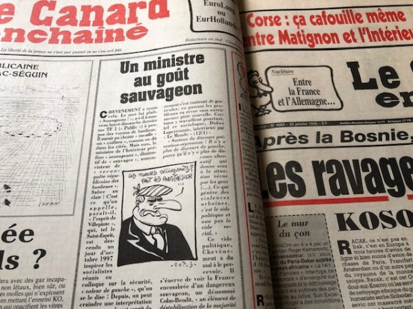 Couac ! | Année 1999 du Canard Enchaîné complète et brochée | Année complète et brochée 1999. Grand in folio 57 X 35.5 cm, feuilles parfaitement massicotées à ce format - 52 numéros originaux / 416 pages - FIN d'année, fin de siècle... avec tous ces mots de la fin on pouvait redouter que les oiseaux de mauvais augure ne se déchaînent. Mais par chance les pythies de service, survivant au ridicule d'une éclipse qui n'a pas rimé avec l'apocalypse qu'elles nous avaient annoncée, ont opté avec prudence pour le millénarisme modeste. Le profil (astrologique) bas est de mise, et le catastrophisme, discret. Excepté quelques allumés du bog et autres polytraumatisés du microprocesseur, on note sans déplaisir que les Paco Rabanne et consorts sont moins nombreux que prévu pour nous prédire que la fin de 1999 annonce la fin des haricots et celle du monde du même coup. Que l'on considère l'année qui se termine comme la dernière du siècle ou la première du troisième millénaire, il est une prédiction à laquelle chacun peut s'adonner sans risquer d'être démenti par les faits, l'an 2000 sera forcément une année de campagne électorale. Quelle est, en France, l'année qui ne l'est pas ? Avant même que 1999 ait commencé, Chirac se croyait déjà en 2002, c'est-à-dire en campagne présidentielle. Un an d' actualité et quelques calamités électorales plus tard, le président de la République est toujours à l'assaut des urnes. Demandez le programme ! Il y a deux ans c'était le « nouvel élan », l'an dernier nous avons eu droit au « nouveau souffle », cette année c'est la « reconquête ». Chirac ne pense qu' à ça. Il n' a d' ailleurs pas grand-chose d'autre à faire et s'y emploie avec des bonheurs divers mais avec l'énergie de ceux qui en redemandent comme on reprend du tripoux. La moindre contrariété de Jospin le fait pétiller, tout ce qui contrarie son cohabitant le met en état d'euphorie avancé, l'affaire DSK c'est son LSD. Il se voit alors au nirvana des urnes, confond sondages et suffrages, et du même coup en oublie ses propres ennuis, son parti en déconfiture, ses barons en désespérance, ses ratages dès qu'il s'en mêle, mais aussi ses affaires et celles de son ami Tiberi... Dans l'isolement de l’Élysée, entouré de sa chère fille et de ses conseillers, il s'emballe vite en prédisant à Jospin un long catalogue de calamités. Ledit Lionel, qui se défend d'être lui aussi en campagne, et s’efforce d'afficher une sérénité à toute épreuve, n'en est pas moins agacé. Et il y a peu de raisons pour qu'en ce domaine les choses aillent en s'améliorant, la fin de l'année n'est pas la fin des hostilités. Mais, avant de découvrir ces épisodes à venir, il n'est pas déplaisant de se remémorer les précédents. Ce dernier « Bêtisier » du siècle est là pour vous y aider. Vous y retrouverez toute l' actualité de 1999, revue et allumée chaque mercredi par « Le Canard ». De la guéguerre des cohabitants à celle du bœuf aux hormones, d'Elf à la Mnef, de l’Élysée à l'Hôtel de Ville, des boues aux banques en passant par l'euro malmené, la vache folle, le roquefort au lait cru et les péripéties des habitués de nos colonnes, ce numéro est riche. (...) Erik Emptaz - L'année Canard N° 74, décembre 1999. | IMG 7680