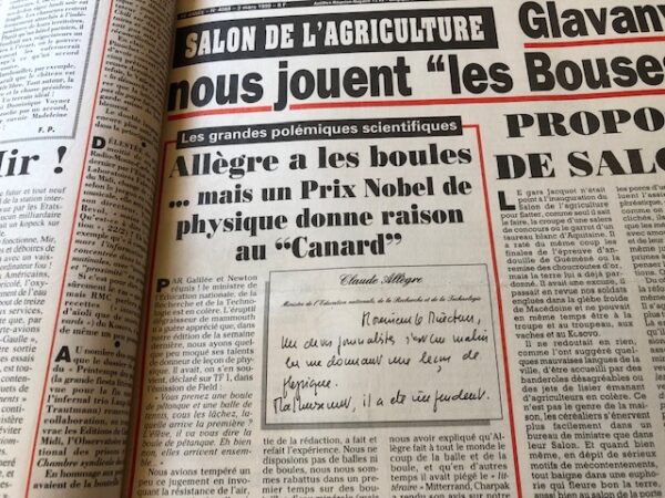 Couac ! | Année 1999 du Canard Enchaîné complète et brochée | Année complète et brochée 1999. Grand in folio 57 X 35.5 cm, feuilles parfaitement massicotées à ce format - 52 numéros originaux / 416 pages - FIN d'année, fin de siècle... avec tous ces mots de la fin on pouvait redouter que les oiseaux de mauvais augure ne se déchaînent. Mais par chance les pythies de service, survivant au ridicule d'une éclipse qui n'a pas rimé avec l'apocalypse qu'elles nous avaient annoncée, ont opté avec prudence pour le millénarisme modeste. Le profil (astrologique) bas est de mise, et le catastrophisme, discret. Excepté quelques allumés du bog et autres polytraumatisés du microprocesseur, on note sans déplaisir que les Paco Rabanne et consorts sont moins nombreux que prévu pour nous prédire que la fin de 1999 annonce la fin des haricots et celle du monde du même coup. Que l'on considère l'année qui se termine comme la dernière du siècle ou la première du troisième millénaire, il est une prédiction à laquelle chacun peut s'adonner sans risquer d'être démenti par les faits, l'an 2000 sera forcément une année de campagne électorale. Quelle est, en France, l'année qui ne l'est pas ? Avant même que 1999 ait commencé, Chirac se croyait déjà en 2002, c'est-à-dire en campagne présidentielle. Un an d' actualité et quelques calamités électorales plus tard, le président de la République est toujours à l'assaut des urnes. Demandez le programme ! Il y a deux ans c'était le « nouvel élan », l'an dernier nous avons eu droit au « nouveau souffle », cette année c'est la « reconquête ». Chirac ne pense qu' à ça. Il n' a d' ailleurs pas grand-chose d'autre à faire et s'y emploie avec des bonheurs divers mais avec l'énergie de ceux qui en redemandent comme on reprend du tripoux. La moindre contrariété de Jospin le fait pétiller, tout ce qui contrarie son cohabitant le met en état d'euphorie avancé, l'affaire DSK c'est son LSD. Il se voit alors au nirvana des urnes, confond sondages et suffrages, et du même coup en oublie ses propres ennuis, son parti en déconfiture, ses barons en désespérance, ses ratages dès qu'il s'en mêle, mais aussi ses affaires et celles de son ami Tiberi... Dans l'isolement de l’Élysée, entouré de sa chère fille et de ses conseillers, il s'emballe vite en prédisant à Jospin un long catalogue de calamités. Ledit Lionel, qui se défend d'être lui aussi en campagne, et s’efforce d'afficher une sérénité à toute épreuve, n'en est pas moins agacé. Et il y a peu de raisons pour qu'en ce domaine les choses aillent en s'améliorant, la fin de l'année n'est pas la fin des hostilités. Mais, avant de découvrir ces épisodes à venir, il n'est pas déplaisant de se remémorer les précédents. Ce dernier « Bêtisier » du siècle est là pour vous y aider. Vous y retrouverez toute l' actualité de 1999, revue et allumée chaque mercredi par « Le Canard ». De la guéguerre des cohabitants à celle du bœuf aux hormones, d'Elf à la Mnef, de l’Élysée à l'Hôtel de Ville, des boues aux banques en passant par l'euro malmené, la vache folle, le roquefort au lait cru et les péripéties des habitués de nos colonnes, ce numéro est riche. (...) Erik Emptaz - L'année Canard N° 74, décembre 1999. | IMG 7683