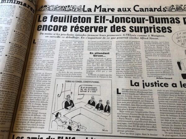 Couac ! | Année 1999 du Canard Enchaîné complète et brochée | Année complète et brochée 1999. Grand in folio 57 X 35.5 cm, feuilles parfaitement massicotées à ce format - 52 numéros originaux / 416 pages - FIN d'année, fin de siècle... avec tous ces mots de la fin on pouvait redouter que les oiseaux de mauvais augure ne se déchaînent. Mais par chance les pythies de service, survivant au ridicule d'une éclipse qui n'a pas rimé avec l'apocalypse qu'elles nous avaient annoncée, ont opté avec prudence pour le millénarisme modeste. Le profil (astrologique) bas est de mise, et le catastrophisme, discret. Excepté quelques allumés du bog et autres polytraumatisés du microprocesseur, on note sans déplaisir que les Paco Rabanne et consorts sont moins nombreux que prévu pour nous prédire que la fin de 1999 annonce la fin des haricots et celle du monde du même coup. Que l'on considère l'année qui se termine comme la dernière du siècle ou la première du troisième millénaire, il est une prédiction à laquelle chacun peut s'adonner sans risquer d'être démenti par les faits, l'an 2000 sera forcément une année de campagne électorale. Quelle est, en France, l'année qui ne l'est pas ? Avant même que 1999 ait commencé, Chirac se croyait déjà en 2002, c'est-à-dire en campagne présidentielle. Un an d' actualité et quelques calamités électorales plus tard, le président de la République est toujours à l'assaut des urnes. Demandez le programme ! Il y a deux ans c'était le « nouvel élan », l'an dernier nous avons eu droit au « nouveau souffle », cette année c'est la « reconquête ». Chirac ne pense qu' à ça. Il n' a d' ailleurs pas grand-chose d'autre à faire et s'y emploie avec des bonheurs divers mais avec l'énergie de ceux qui en redemandent comme on reprend du tripoux. La moindre contrariété de Jospin le fait pétiller, tout ce qui contrarie son cohabitant le met en état d'euphorie avancé, l'affaire DSK c'est son LSD. Il se voit alors au nirvana des urnes, confond sondages et suffrages, et du même coup en oublie ses propres ennuis, son parti en déconfiture, ses barons en désespérance, ses ratages dès qu'il s'en mêle, mais aussi ses affaires et celles de son ami Tiberi... Dans l'isolement de l’Élysée, entouré de sa chère fille et de ses conseillers, il s'emballe vite en prédisant à Jospin un long catalogue de calamités. Ledit Lionel, qui se défend d'être lui aussi en campagne, et s’efforce d'afficher une sérénité à toute épreuve, n'en est pas moins agacé. Et il y a peu de raisons pour qu'en ce domaine les choses aillent en s'améliorant, la fin de l'année n'est pas la fin des hostilités. Mais, avant de découvrir ces épisodes à venir, il n'est pas déplaisant de se remémorer les précédents. Ce dernier « Bêtisier » du siècle est là pour vous y aider. Vous y retrouverez toute l' actualité de 1999, revue et allumée chaque mercredi par « Le Canard ». De la guéguerre des cohabitants à celle du bœuf aux hormones, d'Elf à la Mnef, de l’Élysée à l'Hôtel de Ville, des boues aux banques en passant par l'euro malmené, la vache folle, le roquefort au lait cru et les péripéties des habitués de nos colonnes, ce numéro est riche. (...) Erik Emptaz - L'année Canard N° 74, décembre 1999. | IMG 7684