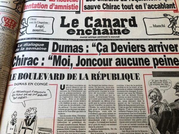 Couac ! | Année 1999 du Canard Enchaîné complète et brochée | Année complète et brochée 1999. Grand in folio 57 X 35.5 cm, feuilles parfaitement massicotées à ce format - 52 numéros originaux / 416 pages - FIN d'année, fin de siècle... avec tous ces mots de la fin on pouvait redouter que les oiseaux de mauvais augure ne se déchaînent. Mais par chance les pythies de service, survivant au ridicule d'une éclipse qui n'a pas rimé avec l'apocalypse qu'elles nous avaient annoncée, ont opté avec prudence pour le millénarisme modeste. Le profil (astrologique) bas est de mise, et le catastrophisme, discret. Excepté quelques allumés du bog et autres polytraumatisés du microprocesseur, on note sans déplaisir que les Paco Rabanne et consorts sont moins nombreux que prévu pour nous prédire que la fin de 1999 annonce la fin des haricots et celle du monde du même coup. Que l'on considère l'année qui se termine comme la dernière du siècle ou la première du troisième millénaire, il est une prédiction à laquelle chacun peut s'adonner sans risquer d'être démenti par les faits, l'an 2000 sera forcément une année de campagne électorale. Quelle est, en France, l'année qui ne l'est pas ? Avant même que 1999 ait commencé, Chirac se croyait déjà en 2002, c'est-à-dire en campagne présidentielle. Un an d' actualité et quelques calamités électorales plus tard, le président de la République est toujours à l'assaut des urnes. Demandez le programme ! Il y a deux ans c'était le « nouvel élan », l'an dernier nous avons eu droit au « nouveau souffle », cette année c'est la « reconquête ». Chirac ne pense qu' à ça. Il n' a d' ailleurs pas grand-chose d'autre à faire et s'y emploie avec des bonheurs divers mais avec l'énergie de ceux qui en redemandent comme on reprend du tripoux. La moindre contrariété de Jospin le fait pétiller, tout ce qui contrarie son cohabitant le met en état d'euphorie avancé, l'affaire DSK c'est son LSD. Il se voit alors au nirvana des urnes, confond sondages et suffrages, et du même coup en oublie ses propres ennuis, son parti en déconfiture, ses barons en désespérance, ses ratages dès qu'il s'en mêle, mais aussi ses affaires et celles de son ami Tiberi... Dans l'isolement de l’Élysée, entouré de sa chère fille et de ses conseillers, il s'emballe vite en prédisant à Jospin un long catalogue de calamités. Ledit Lionel, qui se défend d'être lui aussi en campagne, et s’efforce d'afficher une sérénité à toute épreuve, n'en est pas moins agacé. Et il y a peu de raisons pour qu'en ce domaine les choses aillent en s'améliorant, la fin de l'année n'est pas la fin des hostilités. Mais, avant de découvrir ces épisodes à venir, il n'est pas déplaisant de se remémorer les précédents. Ce dernier « Bêtisier » du siècle est là pour vous y aider. Vous y retrouverez toute l' actualité de 1999, revue et allumée chaque mercredi par « Le Canard ». De la guéguerre des cohabitants à celle du bœuf aux hormones, d'Elf à la Mnef, de l’Élysée à l'Hôtel de Ville, des boues aux banques en passant par l'euro malmené, la vache folle, le roquefort au lait cru et les péripéties des habitués de nos colonnes, ce numéro est riche. (...) Erik Emptaz - L'année Canard N° 74, décembre 1999. | IMG 7685