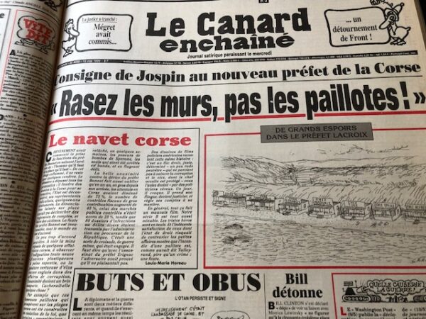 Couac ! | Année 1999 du Canard Enchaîné complète et brochée | Année complète et brochée 1999. Grand in folio 57 X 35.5 cm, feuilles parfaitement massicotées à ce format - 52 numéros originaux / 416 pages - FIN d'année, fin de siècle... avec tous ces mots de la fin on pouvait redouter que les oiseaux de mauvais augure ne se déchaînent. Mais par chance les pythies de service, survivant au ridicule d'une éclipse qui n'a pas rimé avec l'apocalypse qu'elles nous avaient annoncée, ont opté avec prudence pour le millénarisme modeste. Le profil (astrologique) bas est de mise, et le catastrophisme, discret. Excepté quelques allumés du bog et autres polytraumatisés du microprocesseur, on note sans déplaisir que les Paco Rabanne et consorts sont moins nombreux que prévu pour nous prédire que la fin de 1999 annonce la fin des haricots et celle du monde du même coup. Que l'on considère l'année qui se termine comme la dernière du siècle ou la première du troisième millénaire, il est une prédiction à laquelle chacun peut s'adonner sans risquer d'être démenti par les faits, l'an 2000 sera forcément une année de campagne électorale. Quelle est, en France, l'année qui ne l'est pas ? Avant même que 1999 ait commencé, Chirac se croyait déjà en 2002, c'est-à-dire en campagne présidentielle. Un an d' actualité et quelques calamités électorales plus tard, le président de la République est toujours à l'assaut des urnes. Demandez le programme ! Il y a deux ans c'était le « nouvel élan », l'an dernier nous avons eu droit au « nouveau souffle », cette année c'est la « reconquête ». Chirac ne pense qu' à ça. Il n' a d' ailleurs pas grand-chose d'autre à faire et s'y emploie avec des bonheurs divers mais avec l'énergie de ceux qui en redemandent comme on reprend du tripoux. La moindre contrariété de Jospin le fait pétiller, tout ce qui contrarie son cohabitant le met en état d'euphorie avancé, l'affaire DSK c'est son LSD. Il se voit alors au nirvana des urnes, confond sondages et suffrages, et du même coup en oublie ses propres ennuis, son parti en déconfiture, ses barons en désespérance, ses ratages dès qu'il s'en mêle, mais aussi ses affaires et celles de son ami Tiberi... Dans l'isolement de l’Élysée, entouré de sa chère fille et de ses conseillers, il s'emballe vite en prédisant à Jospin un long catalogue de calamités. Ledit Lionel, qui se défend d'être lui aussi en campagne, et s’efforce d'afficher une sérénité à toute épreuve, n'en est pas moins agacé. Et il y a peu de raisons pour qu'en ce domaine les choses aillent en s'améliorant, la fin de l'année n'est pas la fin des hostilités. Mais, avant de découvrir ces épisodes à venir, il n'est pas déplaisant de se remémorer les précédents. Ce dernier « Bêtisier » du siècle est là pour vous y aider. Vous y retrouverez toute l' actualité de 1999, revue et allumée chaque mercredi par « Le Canard ». De la guéguerre des cohabitants à celle du bœuf aux hormones, d'Elf à la Mnef, de l’Élysée à l'Hôtel de Ville, des boues aux banques en passant par l'euro malmené, la vache folle, le roquefort au lait cru et les péripéties des habitués de nos colonnes, ce numéro est riche. (...) Erik Emptaz - L'année Canard N° 74, décembre 1999. | IMG 7687