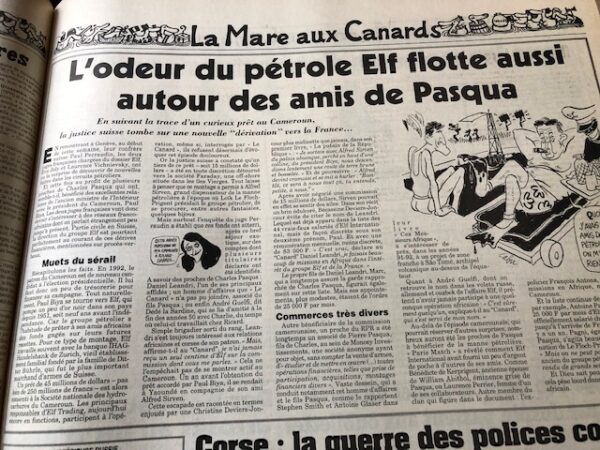 Couac ! | Année 1999 du Canard Enchaîné complète et brochée | Année complète et brochée 1999. Grand in folio 57 X 35.5 cm, feuilles parfaitement massicotées à ce format - 52 numéros originaux / 416 pages - FIN d'année, fin de siècle... avec tous ces mots de la fin on pouvait redouter que les oiseaux de mauvais augure ne se déchaînent. Mais par chance les pythies de service, survivant au ridicule d'une éclipse qui n'a pas rimé avec l'apocalypse qu'elles nous avaient annoncée, ont opté avec prudence pour le millénarisme modeste. Le profil (astrologique) bas est de mise, et le catastrophisme, discret. Excepté quelques allumés du bog et autres polytraumatisés du microprocesseur, on note sans déplaisir que les Paco Rabanne et consorts sont moins nombreux que prévu pour nous prédire que la fin de 1999 annonce la fin des haricots et celle du monde du même coup. Que l'on considère l'année qui se termine comme la dernière du siècle ou la première du troisième millénaire, il est une prédiction à laquelle chacun peut s'adonner sans risquer d'être démenti par les faits, l'an 2000 sera forcément une année de campagne électorale. Quelle est, en France, l'année qui ne l'est pas ? Avant même que 1999 ait commencé, Chirac se croyait déjà en 2002, c'est-à-dire en campagne présidentielle. Un an d' actualité et quelques calamités électorales plus tard, le président de la République est toujours à l'assaut des urnes. Demandez le programme ! Il y a deux ans c'était le « nouvel élan », l'an dernier nous avons eu droit au « nouveau souffle », cette année c'est la « reconquête ». Chirac ne pense qu' à ça. Il n' a d' ailleurs pas grand-chose d'autre à faire et s'y emploie avec des bonheurs divers mais avec l'énergie de ceux qui en redemandent comme on reprend du tripoux. La moindre contrariété de Jospin le fait pétiller, tout ce qui contrarie son cohabitant le met en état d'euphorie avancé, l'affaire DSK c'est son LSD. Il se voit alors au nirvana des urnes, confond sondages et suffrages, et du même coup en oublie ses propres ennuis, son parti en déconfiture, ses barons en désespérance, ses ratages dès qu'il s'en mêle, mais aussi ses affaires et celles de son ami Tiberi... Dans l'isolement de l’Élysée, entouré de sa chère fille et de ses conseillers, il s'emballe vite en prédisant à Jospin un long catalogue de calamités. Ledit Lionel, qui se défend d'être lui aussi en campagne, et s’efforce d'afficher une sérénité à toute épreuve, n'en est pas moins agacé. Et il y a peu de raisons pour qu'en ce domaine les choses aillent en s'améliorant, la fin de l'année n'est pas la fin des hostilités. Mais, avant de découvrir ces épisodes à venir, il n'est pas déplaisant de se remémorer les précédents. Ce dernier « Bêtisier » du siècle est là pour vous y aider. Vous y retrouverez toute l' actualité de 1999, revue et allumée chaque mercredi par « Le Canard ». De la guéguerre des cohabitants à celle du bœuf aux hormones, d'Elf à la Mnef, de l’Élysée à l'Hôtel de Ville, des boues aux banques en passant par l'euro malmené, la vache folle, le roquefort au lait cru et les péripéties des habitués de nos colonnes, ce numéro est riche. (...) Erik Emptaz - L'année Canard N° 74, décembre 1999. | IMG 7688