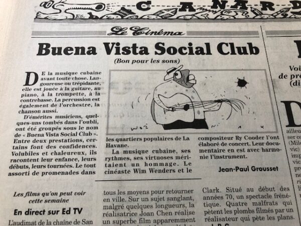 Couac ! | Année 1999 du Canard Enchaîné complète et brochée | Année complète et brochée 1999. Grand in folio 57 X 35.5 cm, feuilles parfaitement massicotées à ce format - 52 numéros originaux / 416 pages - FIN d'année, fin de siècle... avec tous ces mots de la fin on pouvait redouter que les oiseaux de mauvais augure ne se déchaînent. Mais par chance les pythies de service, survivant au ridicule d'une éclipse qui n'a pas rimé avec l'apocalypse qu'elles nous avaient annoncée, ont opté avec prudence pour le millénarisme modeste. Le profil (astrologique) bas est de mise, et le catastrophisme, discret. Excepté quelques allumés du bog et autres polytraumatisés du microprocesseur, on note sans déplaisir que les Paco Rabanne et consorts sont moins nombreux que prévu pour nous prédire que la fin de 1999 annonce la fin des haricots et celle du monde du même coup. Que l'on considère l'année qui se termine comme la dernière du siècle ou la première du troisième millénaire, il est une prédiction à laquelle chacun peut s'adonner sans risquer d'être démenti par les faits, l'an 2000 sera forcément une année de campagne électorale. Quelle est, en France, l'année qui ne l'est pas ? Avant même que 1999 ait commencé, Chirac se croyait déjà en 2002, c'est-à-dire en campagne présidentielle. Un an d' actualité et quelques calamités électorales plus tard, le président de la République est toujours à l'assaut des urnes. Demandez le programme ! Il y a deux ans c'était le « nouvel élan », l'an dernier nous avons eu droit au « nouveau souffle », cette année c'est la « reconquête ». Chirac ne pense qu' à ça. Il n' a d' ailleurs pas grand-chose d'autre à faire et s'y emploie avec des bonheurs divers mais avec l'énergie de ceux qui en redemandent comme on reprend du tripoux. La moindre contrariété de Jospin le fait pétiller, tout ce qui contrarie son cohabitant le met en état d'euphorie avancé, l'affaire DSK c'est son LSD. Il se voit alors au nirvana des urnes, confond sondages et suffrages, et du même coup en oublie ses propres ennuis, son parti en déconfiture, ses barons en désespérance, ses ratages dès qu'il s'en mêle, mais aussi ses affaires et celles de son ami Tiberi... Dans l'isolement de l’Élysée, entouré de sa chère fille et de ses conseillers, il s'emballe vite en prédisant à Jospin un long catalogue de calamités. Ledit Lionel, qui se défend d'être lui aussi en campagne, et s’efforce d'afficher une sérénité à toute épreuve, n'en est pas moins agacé. Et il y a peu de raisons pour qu'en ce domaine les choses aillent en s'améliorant, la fin de l'année n'est pas la fin des hostilités. Mais, avant de découvrir ces épisodes à venir, il n'est pas déplaisant de se remémorer les précédents. Ce dernier « Bêtisier » du siècle est là pour vous y aider. Vous y retrouverez toute l' actualité de 1999, revue et allumée chaque mercredi par « Le Canard ». De la guéguerre des cohabitants à celle du bœuf aux hormones, d'Elf à la Mnef, de l’Élysée à l'Hôtel de Ville, des boues aux banques en passant par l'euro malmené, la vache folle, le roquefort au lait cru et les péripéties des habitués de nos colonnes, ce numéro est riche. (...) Erik Emptaz - L'année Canard N° 74, décembre 1999. | IMG 7689