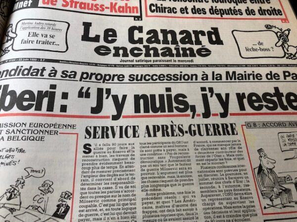 Couac ! | Année 1999 du Canard Enchaîné complète et brochée | Année complète et brochée 1999. Grand in folio 57 X 35.5 cm, feuilles parfaitement massicotées à ce format - 52 numéros originaux / 416 pages - FIN d'année, fin de siècle... avec tous ces mots de la fin on pouvait redouter que les oiseaux de mauvais augure ne se déchaînent. Mais par chance les pythies de service, survivant au ridicule d'une éclipse qui n'a pas rimé avec l'apocalypse qu'elles nous avaient annoncée, ont opté avec prudence pour le millénarisme modeste. Le profil (astrologique) bas est de mise, et le catastrophisme, discret. Excepté quelques allumés du bog et autres polytraumatisés du microprocesseur, on note sans déplaisir que les Paco Rabanne et consorts sont moins nombreux que prévu pour nous prédire que la fin de 1999 annonce la fin des haricots et celle du monde du même coup. Que l'on considère l'année qui se termine comme la dernière du siècle ou la première du troisième millénaire, il est une prédiction à laquelle chacun peut s'adonner sans risquer d'être démenti par les faits, l'an 2000 sera forcément une année de campagne électorale. Quelle est, en France, l'année qui ne l'est pas ? Avant même que 1999 ait commencé, Chirac se croyait déjà en 2002, c'est-à-dire en campagne présidentielle. Un an d' actualité et quelques calamités électorales plus tard, le président de la République est toujours à l'assaut des urnes. Demandez le programme ! Il y a deux ans c'était le « nouvel élan », l'an dernier nous avons eu droit au « nouveau souffle », cette année c'est la « reconquête ». Chirac ne pense qu' à ça. Il n' a d' ailleurs pas grand-chose d'autre à faire et s'y emploie avec des bonheurs divers mais avec l'énergie de ceux qui en redemandent comme on reprend du tripoux. La moindre contrariété de Jospin le fait pétiller, tout ce qui contrarie son cohabitant le met en état d'euphorie avancé, l'affaire DSK c'est son LSD. Il se voit alors au nirvana des urnes, confond sondages et suffrages, et du même coup en oublie ses propres ennuis, son parti en déconfiture, ses barons en désespérance, ses ratages dès qu'il s'en mêle, mais aussi ses affaires et celles de son ami Tiberi... Dans l'isolement de l’Élysée, entouré de sa chère fille et de ses conseillers, il s'emballe vite en prédisant à Jospin un long catalogue de calamités. Ledit Lionel, qui se défend d'être lui aussi en campagne, et s’efforce d'afficher une sérénité à toute épreuve, n'en est pas moins agacé. Et il y a peu de raisons pour qu'en ce domaine les choses aillent en s'améliorant, la fin de l'année n'est pas la fin des hostilités. Mais, avant de découvrir ces épisodes à venir, il n'est pas déplaisant de se remémorer les précédents. Ce dernier « Bêtisier » du siècle est là pour vous y aider. Vous y retrouverez toute l' actualité de 1999, revue et allumée chaque mercredi par « Le Canard ». De la guéguerre des cohabitants à celle du bœuf aux hormones, d'Elf à la Mnef, de l’Élysée à l'Hôtel de Ville, des boues aux banques en passant par l'euro malmené, la vache folle, le roquefort au lait cru et les péripéties des habitués de nos colonnes, ce numéro est riche. (...) Erik Emptaz - L'année Canard N° 74, décembre 1999. | IMG 7690