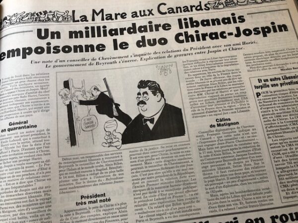 Couac ! | Année 1999 du Canard Enchaîné complète et brochée | Année complète et brochée 1999. Grand in folio 57 X 35.5 cm, feuilles parfaitement massicotées à ce format - 52 numéros originaux / 416 pages - FIN d'année, fin de siècle... avec tous ces mots de la fin on pouvait redouter que les oiseaux de mauvais augure ne se déchaînent. Mais par chance les pythies de service, survivant au ridicule d'une éclipse qui n'a pas rimé avec l'apocalypse qu'elles nous avaient annoncée, ont opté avec prudence pour le millénarisme modeste. Le profil (astrologique) bas est de mise, et le catastrophisme, discret. Excepté quelques allumés du bog et autres polytraumatisés du microprocesseur, on note sans déplaisir que les Paco Rabanne et consorts sont moins nombreux que prévu pour nous prédire que la fin de 1999 annonce la fin des haricots et celle du monde du même coup. Que l'on considère l'année qui se termine comme la dernière du siècle ou la première du troisième millénaire, il est une prédiction à laquelle chacun peut s'adonner sans risquer d'être démenti par les faits, l'an 2000 sera forcément une année de campagne électorale. Quelle est, en France, l'année qui ne l'est pas ? Avant même que 1999 ait commencé, Chirac se croyait déjà en 2002, c'est-à-dire en campagne présidentielle. Un an d' actualité et quelques calamités électorales plus tard, le président de la République est toujours à l'assaut des urnes. Demandez le programme ! Il y a deux ans c'était le « nouvel élan », l'an dernier nous avons eu droit au « nouveau souffle », cette année c'est la « reconquête ». Chirac ne pense qu' à ça. Il n' a d' ailleurs pas grand-chose d'autre à faire et s'y emploie avec des bonheurs divers mais avec l'énergie de ceux qui en redemandent comme on reprend du tripoux. La moindre contrariété de Jospin le fait pétiller, tout ce qui contrarie son cohabitant le met en état d'euphorie avancé, l'affaire DSK c'est son LSD. Il se voit alors au nirvana des urnes, confond sondages et suffrages, et du même coup en oublie ses propres ennuis, son parti en déconfiture, ses barons en désespérance, ses ratages dès qu'il s'en mêle, mais aussi ses affaires et celles de son ami Tiberi... Dans l'isolement de l’Élysée, entouré de sa chère fille et de ses conseillers, il s'emballe vite en prédisant à Jospin un long catalogue de calamités. Ledit Lionel, qui se défend d'être lui aussi en campagne, et s’efforce d'afficher une sérénité à toute épreuve, n'en est pas moins agacé. Et il y a peu de raisons pour qu'en ce domaine les choses aillent en s'améliorant, la fin de l'année n'est pas la fin des hostilités. Mais, avant de découvrir ces épisodes à venir, il n'est pas déplaisant de se remémorer les précédents. Ce dernier « Bêtisier » du siècle est là pour vous y aider. Vous y retrouverez toute l' actualité de 1999, revue et allumée chaque mercredi par « Le Canard ». De la guéguerre des cohabitants à celle du bœuf aux hormones, d'Elf à la Mnef, de l’Élysée à l'Hôtel de Ville, des boues aux banques en passant par l'euro malmené, la vache folle, le roquefort au lait cru et les péripéties des habitués de nos colonnes, ce numéro est riche. (...) Erik Emptaz - L'année Canard N° 74, décembre 1999. | IMG 7691