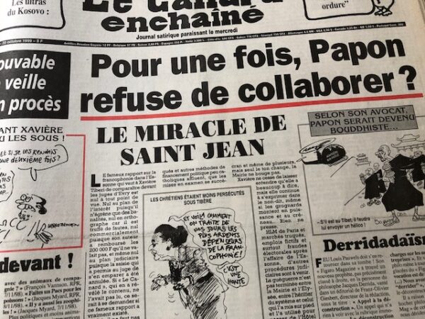 Couac ! | Année 1999 du Canard Enchaîné complète et brochée | Année complète et brochée 1999. Grand in folio 57 X 35.5 cm, feuilles parfaitement massicotées à ce format - 52 numéros originaux / 416 pages - FIN d'année, fin de siècle... avec tous ces mots de la fin on pouvait redouter que les oiseaux de mauvais augure ne se déchaînent. Mais par chance les pythies de service, survivant au ridicule d'une éclipse qui n'a pas rimé avec l'apocalypse qu'elles nous avaient annoncée, ont opté avec prudence pour le millénarisme modeste. Le profil (astrologique) bas est de mise, et le catastrophisme, discret. Excepté quelques allumés du bog et autres polytraumatisés du microprocesseur, on note sans déplaisir que les Paco Rabanne et consorts sont moins nombreux que prévu pour nous prédire que la fin de 1999 annonce la fin des haricots et celle du monde du même coup. Que l'on considère l'année qui se termine comme la dernière du siècle ou la première du troisième millénaire, il est une prédiction à laquelle chacun peut s'adonner sans risquer d'être démenti par les faits, l'an 2000 sera forcément une année de campagne électorale. Quelle est, en France, l'année qui ne l'est pas ? Avant même que 1999 ait commencé, Chirac se croyait déjà en 2002, c'est-à-dire en campagne présidentielle. Un an d' actualité et quelques calamités électorales plus tard, le président de la République est toujours à l'assaut des urnes. Demandez le programme ! Il y a deux ans c'était le « nouvel élan », l'an dernier nous avons eu droit au « nouveau souffle », cette année c'est la « reconquête ». Chirac ne pense qu' à ça. Il n' a d' ailleurs pas grand-chose d'autre à faire et s'y emploie avec des bonheurs divers mais avec l'énergie de ceux qui en redemandent comme on reprend du tripoux. La moindre contrariété de Jospin le fait pétiller, tout ce qui contrarie son cohabitant le met en état d'euphorie avancé, l'affaire DSK c'est son LSD. Il se voit alors au nirvana des urnes, confond sondages et suffrages, et du même coup en oublie ses propres ennuis, son parti en déconfiture, ses barons en désespérance, ses ratages dès qu'il s'en mêle, mais aussi ses affaires et celles de son ami Tiberi... Dans l'isolement de l’Élysée, entouré de sa chère fille et de ses conseillers, il s'emballe vite en prédisant à Jospin un long catalogue de calamités. Ledit Lionel, qui se défend d'être lui aussi en campagne, et s’efforce d'afficher une sérénité à toute épreuve, n'en est pas moins agacé. Et il y a peu de raisons pour qu'en ce domaine les choses aillent en s'améliorant, la fin de l'année n'est pas la fin des hostilités. Mais, avant de découvrir ces épisodes à venir, il n'est pas déplaisant de se remémorer les précédents. Ce dernier « Bêtisier » du siècle est là pour vous y aider. Vous y retrouverez toute l' actualité de 1999, revue et allumée chaque mercredi par « Le Canard ». De la guéguerre des cohabitants à celle du bœuf aux hormones, d'Elf à la Mnef, de l’Élysée à l'Hôtel de Ville, des boues aux banques en passant par l'euro malmené, la vache folle, le roquefort au lait cru et les péripéties des habitués de nos colonnes, ce numéro est riche. (...) Erik Emptaz - L'année Canard N° 74, décembre 1999. | IMG 7695