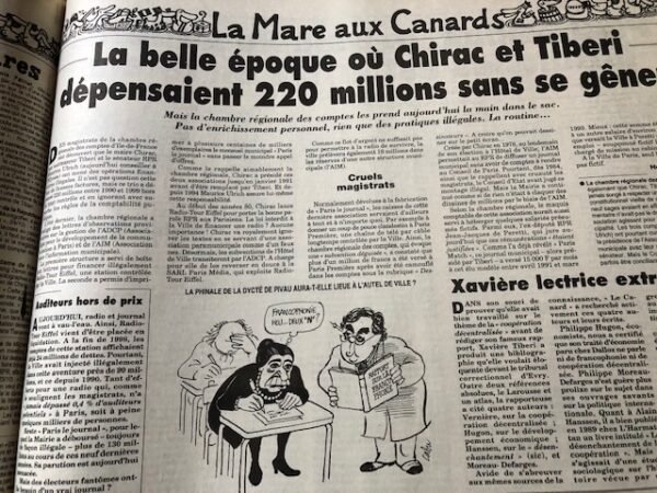 Couac ! | Année 1999 du Canard Enchaîné complète et brochée | Année complète et brochée 1999. Grand in folio 57 X 35.5 cm, feuilles parfaitement massicotées à ce format - 52 numéros originaux / 416 pages - FIN d'année, fin de siècle... avec tous ces mots de la fin on pouvait redouter que les oiseaux de mauvais augure ne se déchaînent. Mais par chance les pythies de service, survivant au ridicule d'une éclipse qui n'a pas rimé avec l'apocalypse qu'elles nous avaient annoncée, ont opté avec prudence pour le millénarisme modeste. Le profil (astrologique) bas est de mise, et le catastrophisme, discret. Excepté quelques allumés du bog et autres polytraumatisés du microprocesseur, on note sans déplaisir que les Paco Rabanne et consorts sont moins nombreux que prévu pour nous prédire que la fin de 1999 annonce la fin des haricots et celle du monde du même coup. Que l'on considère l'année qui se termine comme la dernière du siècle ou la première du troisième millénaire, il est une prédiction à laquelle chacun peut s'adonner sans risquer d'être démenti par les faits, l'an 2000 sera forcément une année de campagne électorale. Quelle est, en France, l'année qui ne l'est pas ? Avant même que 1999 ait commencé, Chirac se croyait déjà en 2002, c'est-à-dire en campagne présidentielle. Un an d' actualité et quelques calamités électorales plus tard, le président de la République est toujours à l'assaut des urnes. Demandez le programme ! Il y a deux ans c'était le « nouvel élan », l'an dernier nous avons eu droit au « nouveau souffle », cette année c'est la « reconquête ». Chirac ne pense qu' à ça. Il n' a d' ailleurs pas grand-chose d'autre à faire et s'y emploie avec des bonheurs divers mais avec l'énergie de ceux qui en redemandent comme on reprend du tripoux. La moindre contrariété de Jospin le fait pétiller, tout ce qui contrarie son cohabitant le met en état d'euphorie avancé, l'affaire DSK c'est son LSD. Il se voit alors au nirvana des urnes, confond sondages et suffrages, et du même coup en oublie ses propres ennuis, son parti en déconfiture, ses barons en désespérance, ses ratages dès qu'il s'en mêle, mais aussi ses affaires et celles de son ami Tiberi... Dans l'isolement de l’Élysée, entouré de sa chère fille et de ses conseillers, il s'emballe vite en prédisant à Jospin un long catalogue de calamités. Ledit Lionel, qui se défend d'être lui aussi en campagne, et s’efforce d'afficher une sérénité à toute épreuve, n'en est pas moins agacé. Et il y a peu de raisons pour qu'en ce domaine les choses aillent en s'améliorant, la fin de l'année n'est pas la fin des hostilités. Mais, avant de découvrir ces épisodes à venir, il n'est pas déplaisant de se remémorer les précédents. Ce dernier « Bêtisier » du siècle est là pour vous y aider. Vous y retrouverez toute l' actualité de 1999, revue et allumée chaque mercredi par « Le Canard ». De la guéguerre des cohabitants à celle du bœuf aux hormones, d'Elf à la Mnef, de l’Élysée à l'Hôtel de Ville, des boues aux banques en passant par l'euro malmené, la vache folle, le roquefort au lait cru et les péripéties des habitués de nos colonnes, ce numéro est riche. (...) Erik Emptaz - L'année Canard N° 74, décembre 1999. | IMG 7696