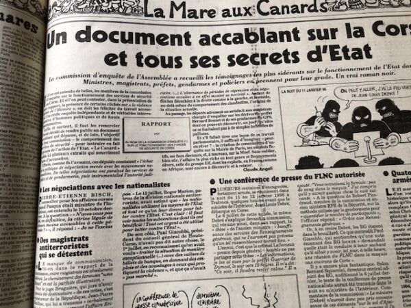 Couac ! | Année 1999 du Canard Enchaîné complète et brochée | Année complète et brochée 1999. Grand in folio 57 X 35.5 cm, feuilles parfaitement massicotées à ce format - 52 numéros originaux / 416 pages - FIN d'année, fin de siècle... avec tous ces mots de la fin on pouvait redouter que les oiseaux de mauvais augure ne se déchaînent. Mais par chance les pythies de service, survivant au ridicule d'une éclipse qui n'a pas rimé avec l'apocalypse qu'elles nous avaient annoncée, ont opté avec prudence pour le millénarisme modeste. Le profil (astrologique) bas est de mise, et le catastrophisme, discret. Excepté quelques allumés du bog et autres polytraumatisés du microprocesseur, on note sans déplaisir que les Paco Rabanne et consorts sont moins nombreux que prévu pour nous prédire que la fin de 1999 annonce la fin des haricots et celle du monde du même coup. Que l'on considère l'année qui se termine comme la dernière du siècle ou la première du troisième millénaire, il est une prédiction à laquelle chacun peut s'adonner sans risquer d'être démenti par les faits, l'an 2000 sera forcément une année de campagne électorale. Quelle est, en France, l'année qui ne l'est pas ? Avant même que 1999 ait commencé, Chirac se croyait déjà en 2002, c'est-à-dire en campagne présidentielle. Un an d' actualité et quelques calamités électorales plus tard, le président de la République est toujours à l'assaut des urnes. Demandez le programme ! Il y a deux ans c'était le « nouvel élan », l'an dernier nous avons eu droit au « nouveau souffle », cette année c'est la « reconquête ». Chirac ne pense qu' à ça. Il n' a d' ailleurs pas grand-chose d'autre à faire et s'y emploie avec des bonheurs divers mais avec l'énergie de ceux qui en redemandent comme on reprend du tripoux. La moindre contrariété de Jospin le fait pétiller, tout ce qui contrarie son cohabitant le met en état d'euphorie avancé, l'affaire DSK c'est son LSD. Il se voit alors au nirvana des urnes, confond sondages et suffrages, et du même coup en oublie ses propres ennuis, son parti en déconfiture, ses barons en désespérance, ses ratages dès qu'il s'en mêle, mais aussi ses affaires et celles de son ami Tiberi... Dans l'isolement de l’Élysée, entouré de sa chère fille et de ses conseillers, il s'emballe vite en prédisant à Jospin un long catalogue de calamités. Ledit Lionel, qui se défend d'être lui aussi en campagne, et s’efforce d'afficher une sérénité à toute épreuve, n'en est pas moins agacé. Et il y a peu de raisons pour qu'en ce domaine les choses aillent en s'améliorant, la fin de l'année n'est pas la fin des hostilités. Mais, avant de découvrir ces épisodes à venir, il n'est pas déplaisant de se remémorer les précédents. Ce dernier « Bêtisier » du siècle est là pour vous y aider. Vous y retrouverez toute l' actualité de 1999, revue et allumée chaque mercredi par « Le Canard ». De la guéguerre des cohabitants à celle du bœuf aux hormones, d'Elf à la Mnef, de l’Élysée à l'Hôtel de Ville, des boues aux banques en passant par l'euro malmené, la vache folle, le roquefort au lait cru et les péripéties des habitués de nos colonnes, ce numéro est riche. (...) Erik Emptaz - L'année Canard N° 74, décembre 1999. | IMG 7697