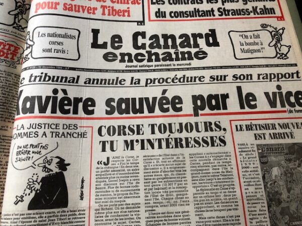 Couac ! | Année 1999 du Canard Enchaîné complète et brochée | Année complète et brochée 1999. Grand in folio 57 X 35.5 cm, feuilles parfaitement massicotées à ce format - 52 numéros originaux / 416 pages - FIN d'année, fin de siècle... avec tous ces mots de la fin on pouvait redouter que les oiseaux de mauvais augure ne se déchaînent. Mais par chance les pythies de service, survivant au ridicule d'une éclipse qui n'a pas rimé avec l'apocalypse qu'elles nous avaient annoncée, ont opté avec prudence pour le millénarisme modeste. Le profil (astrologique) bas est de mise, et le catastrophisme, discret. Excepté quelques allumés du bog et autres polytraumatisés du microprocesseur, on note sans déplaisir que les Paco Rabanne et consorts sont moins nombreux que prévu pour nous prédire que la fin de 1999 annonce la fin des haricots et celle du monde du même coup. Que l'on considère l'année qui se termine comme la dernière du siècle ou la première du troisième millénaire, il est une prédiction à laquelle chacun peut s'adonner sans risquer d'être démenti par les faits, l'an 2000 sera forcément une année de campagne électorale. Quelle est, en France, l'année qui ne l'est pas ? Avant même que 1999 ait commencé, Chirac se croyait déjà en 2002, c'est-à-dire en campagne présidentielle. Un an d' actualité et quelques calamités électorales plus tard, le président de la République est toujours à l'assaut des urnes. Demandez le programme ! Il y a deux ans c'était le « nouvel élan », l'an dernier nous avons eu droit au « nouveau souffle », cette année c'est la « reconquête ». Chirac ne pense qu' à ça. Il n' a d' ailleurs pas grand-chose d'autre à faire et s'y emploie avec des bonheurs divers mais avec l'énergie de ceux qui en redemandent comme on reprend du tripoux. La moindre contrariété de Jospin le fait pétiller, tout ce qui contrarie son cohabitant le met en état d'euphorie avancé, l'affaire DSK c'est son LSD. Il se voit alors au nirvana des urnes, confond sondages et suffrages, et du même coup en oublie ses propres ennuis, son parti en déconfiture, ses barons en désespérance, ses ratages dès qu'il s'en mêle, mais aussi ses affaires et celles de son ami Tiberi... Dans l'isolement de l’Élysée, entouré de sa chère fille et de ses conseillers, il s'emballe vite en prédisant à Jospin un long catalogue de calamités. Ledit Lionel, qui se défend d'être lui aussi en campagne, et s’efforce d'afficher une sérénité à toute épreuve, n'en est pas moins agacé. Et il y a peu de raisons pour qu'en ce domaine les choses aillent en s'améliorant, la fin de l'année n'est pas la fin des hostilités. Mais, avant de découvrir ces épisodes à venir, il n'est pas déplaisant de se remémorer les précédents. Ce dernier « Bêtisier » du siècle est là pour vous y aider. Vous y retrouverez toute l' actualité de 1999, revue et allumée chaque mercredi par « Le Canard ». De la guéguerre des cohabitants à celle du bœuf aux hormones, d'Elf à la Mnef, de l’Élysée à l'Hôtel de Ville, des boues aux banques en passant par l'euro malmené, la vache folle, le roquefort au lait cru et les péripéties des habitués de nos colonnes, ce numéro est riche. (...) Erik Emptaz - L'année Canard N° 74, décembre 1999. | IMG 7699