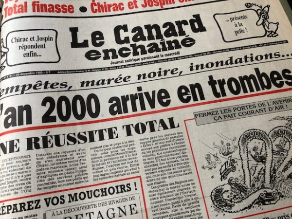 Couac ! | Année 1999 du Canard Enchaîné complète et brochée | Année complète et brochée 1999. Grand in folio 57 X 35.5 cm, feuilles parfaitement massicotées à ce format - 52 numéros originaux / 416 pages - FIN d'année, fin de siècle... avec tous ces mots de la fin on pouvait redouter que les oiseaux de mauvais augure ne se déchaînent. Mais par chance les pythies de service, survivant au ridicule d'une éclipse qui n'a pas rimé avec l'apocalypse qu'elles nous avaient annoncée, ont opté avec prudence pour le millénarisme modeste. Le profil (astrologique) bas est de mise, et le catastrophisme, discret. Excepté quelques allumés du bog et autres polytraumatisés du microprocesseur, on note sans déplaisir que les Paco Rabanne et consorts sont moins nombreux que prévu pour nous prédire que la fin de 1999 annonce la fin des haricots et celle du monde du même coup. Que l'on considère l'année qui se termine comme la dernière du siècle ou la première du troisième millénaire, il est une prédiction à laquelle chacun peut s'adonner sans risquer d'être démenti par les faits, l'an 2000 sera forcément une année de campagne électorale. Quelle est, en France, l'année qui ne l'est pas ? Avant même que 1999 ait commencé, Chirac se croyait déjà en 2002, c'est-à-dire en campagne présidentielle. Un an d' actualité et quelques calamités électorales plus tard, le président de la République est toujours à l'assaut des urnes. Demandez le programme ! Il y a deux ans c'était le « nouvel élan », l'an dernier nous avons eu droit au « nouveau souffle », cette année c'est la « reconquête ». Chirac ne pense qu' à ça. Il n' a d' ailleurs pas grand-chose d'autre à faire et s'y emploie avec des bonheurs divers mais avec l'énergie de ceux qui en redemandent comme on reprend du tripoux. La moindre contrariété de Jospin le fait pétiller, tout ce qui contrarie son cohabitant le met en état d'euphorie avancé, l'affaire DSK c'est son LSD. Il se voit alors au nirvana des urnes, confond sondages et suffrages, et du même coup en oublie ses propres ennuis, son parti en déconfiture, ses barons en désespérance, ses ratages dès qu'il s'en mêle, mais aussi ses affaires et celles de son ami Tiberi... Dans l'isolement de l’Élysée, entouré de sa chère fille et de ses conseillers, il s'emballe vite en prédisant à Jospin un long catalogue de calamités. Ledit Lionel, qui se défend d'être lui aussi en campagne, et s’efforce d'afficher une sérénité à toute épreuve, n'en est pas moins agacé. Et il y a peu de raisons pour qu'en ce domaine les choses aillent en s'améliorant, la fin de l'année n'est pas la fin des hostilités. Mais, avant de découvrir ces épisodes à venir, il n'est pas déplaisant de se remémorer les précédents. Ce dernier « Bêtisier » du siècle est là pour vous y aider. Vous y retrouverez toute l' actualité de 1999, revue et allumée chaque mercredi par « Le Canard ». De la guéguerre des cohabitants à celle du bœuf aux hormones, d'Elf à la Mnef, de l’Élysée à l'Hôtel de Ville, des boues aux banques en passant par l'euro malmené, la vache folle, le roquefort au lait cru et les péripéties des habitués de nos colonnes, ce numéro est riche. (...) Erik Emptaz - L'année Canard N° 74, décembre 1999. | IMG 7700