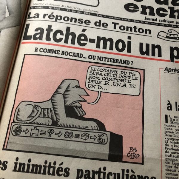 Couac ! | Année 1988 du Canard Enchaîné complète et brochée | Année complète et brochée 1988. Grand in folio 55.5 X 35.5 cm, feuilles parfaitement massicotées à ce format. 52 numéros originaux / 416 pages Les brochures sont réalisées par un artisan-brocheur, dans un très beau papier – Fedrigoni, dans la gamme Materica – 360 g, dont la fibre de coton procure un toucher incomparable, chargé en matière. Les couleurs crayeuses rappellent aussi les éléments : Terra Rossa utilisée pour les années paires, Verdigris, pour les années impaires. Ce papier est teinté dans la masse et fabriqué avec 40% de fibres CTMP, 25% de fibres vierges, 25% de fibres recyclées et 10% de fibres de coton. - Sans acide ECF – Ph neutre – certifié FSC - Au centre de la couverture est enchâssée la reproduction fidèle du dessin de Lucien Laforge - un des tous premiers dessinateurs au Canard Enchainé - qui illustrait la pochette offerte aux abonnés de la première heure, soit ceux de 1916... la quatrième de couverture reprend le cabochon de cette même pochette d'origine, figurant un poilu lisant le "Canard". Le dos est carré et collé, les plats sont souples avec rabats intérieurs. Tous les numéros sont solidaires et ordonnés suivant l'ordre chronologique, ils peuvent comporter quelques jaunissements au droit des anciennes pliures ou petites restaurations. La photo présentée correspond à celle de l'exemplaire original en vente, prise en lumière naturelle (ce n'est pas une photo générique). | IMG 8016 rotated