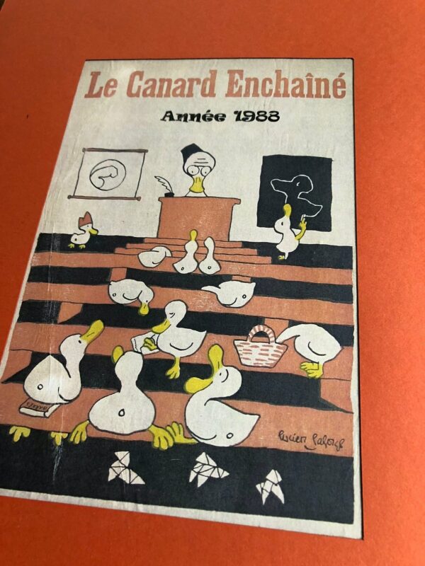 Couac ! | Année 1988 du Canard Enchaîné complète et brochée | Année complète et brochée 1988. Grand in folio 55.5 X 35.5 cm, feuilles parfaitement massicotées à ce format. 52 numéros originaux / 416 pages Les brochures sont réalisées par un artisan-brocheur, dans un très beau papier – Fedrigoni, dans la gamme Materica – 360 g, dont la fibre de coton procure un toucher incomparable, chargé en matière. Les couleurs crayeuses rappellent aussi les éléments : Terra Rossa utilisée pour les années paires, Verdigris, pour les années impaires. Ce papier est teinté dans la masse et fabriqué avec 40% de fibres CTMP, 25% de fibres vierges, 25% de fibres recyclées et 10% de fibres de coton. - Sans acide ECF – Ph neutre – certifié FSC - Au centre de la couverture est enchâssée la reproduction fidèle du dessin de Lucien Laforge - un des tous premiers dessinateurs au Canard Enchainé - qui illustrait la pochette offerte aux abonnés de la première heure, soit ceux de 1916... la quatrième de couverture reprend le cabochon de cette même pochette d'origine, figurant un poilu lisant le "Canard". Le dos est carré et collé, les plats sont souples avec rabats intérieurs. Tous les numéros sont solidaires et ordonnés suivant l'ordre chronologique, ils peuvent comporter quelques jaunissements au droit des anciennes pliures ou petites restaurations. La photo présentée correspond à celle de l'exemplaire original en vente, prise en lumière naturelle (ce n'est pas une photo générique). | IMG 8032 rotated