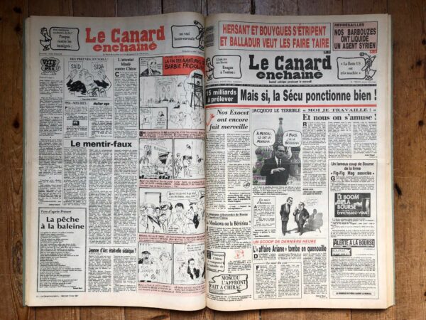 Couac ! | Année 1987 du Canard Enchaîné complète et brochée | Année complète et brochée 1987. Grand in folio 57.5 X 37 cm, feuilles parfaitement massicotées à ce format. 52 numéros originaux / 416 pages Les brochures sont réalisées par un artisan-brocheur, dans un très beau papier – Fedrigoni, dans la gamme Materica – 360 g, dont la fibre de coton procure un toucher incomparable, chargé en matière. Les couleurs crayeuses rappellent aussi les éléments : Terra Rossa utilisée pour les années paires, Verdigris, pour les années impaires. Ce papier est teinté dans la masse et fabriqué avec 40% de fibres CTMP, 25% de fibres vierges, 25% de fibres recyclées et 10% de fibres de coton. - Sans acide ECF – Ph neutre – certifié FSC - Au centre de la couverture est enchâssée la reproduction fidèle du dessin de Lucien Laforge - un des tous premiers dessinateurs au Canard Enchainé - qui illustrait la pochette offerte aux abonnés de la première heure, soit ceux de 1916... la quatrième de couverture reprend le cabochon de cette même pochette d'origine, figurant un poilu lisant le "Canard". Le dos est carré et collé, les plats sont souples avec rabats intérieurs. Tous les numéros sont solidaires et ordonnés suivant l'ordre chronologique, ils peuvent comporter quelques jaunissements au droit des anciennes pliures ou petites restaurations. La photo présentée correspond à celle de l'exemplaire original en vente, prise en lumière naturelle (ce n'est pas une photo générique).     | IMG 8290