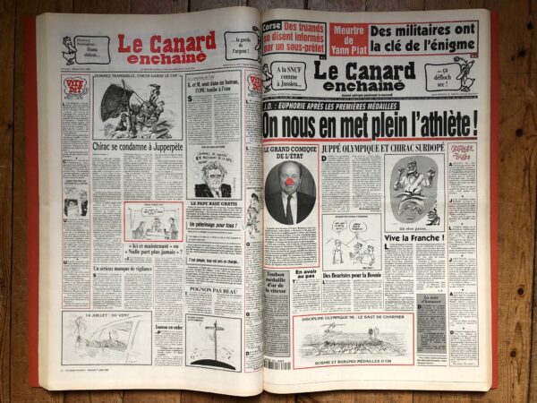 Couac ! | Année 1996 du Canard Enchaîné complète et brochée | Année complète et brochée 1996. Grand in folio 57.5 X 35.5 cm, feuilles parfaitement massicotées à ce format - 53 numéros originaux / 424 pages - A CE stade, ce n'est pas du luxe, mais de la simple compassion ; il faut souhaiter à Alain Juppé une bonne année 1997 ! Quoi qu'il advienne, elle pourra difficilement être pire que celle qui s'achève ; une année qui avait mal commencé pour lui et qu'il termine en dessous de tout. Au début de 1996 sa propre majorité, qui commençait à avoir des états d' âme, annonçait déjà qu'il ne passerait pas l'hiver aux affaires. Le fait que Chirac l'y maintienne avec une obstination qui confine à la monomanie un peu désespérée pour démarrer l' année 1997 peut difficilement être considéré comme un franc succès. Cette marque de confiance est vite relativisée si l'on mesure ce qui reste de la popularité du malheureux Premier ministre qui a irrésistiblement entraîné dans sa dégringolade son protecteur et patron. A plus de 70 % de mécontents, c'est bien de défiance qu'il faut parler ! Certes, on peut arguer qu'il ne s'agit que d'une cote d'impopularité, d'un désamour conjoncturel auquel il ne convient pas d' accorder plus d'importance qu' à un sondage. Sans doute, mais les faits sont là pour avérer ce seuil critique. Pratiquement tout ce que ce gouvernement a entrepris au cours de l'année écoulée s'est soldé par un échec pétaradant ! Prenons les morceaux de bravoure d' Alain Juppé, sans oublier qu'ils tiennent lieu de « grands desseins » à Jacques Chirac ! Que reste-t-il de la fameuse réforme de la Sécurité sociale ? Un déficit en forme de gouffre qui n'a en rien été comblé comme promis et annoncé. Que reste-t-il de la grande baisse des impôts tout aussi claironnée ? Pas grand-chose non plus si l' on commence par déduire ne serait-ce que les cent milliards du prélèvement obligatoire supplémentaire instaurés en un an... Où est encore la reprise si souvent annoncée par Chirac, par Juppé ou par les deux à la fois ? A ces gros et retentissants ratages il convient aussi d' ajouter d' autres ennuis. Les déboires de la mairie de Bordeaux avec les encagoulés corses sont peu de chose en regard de ceux de la Mairie de Paris avec la justice... De « Cassette » en famille Tiberi, avec ou sans hélicoptère, ces affaires n'arrangent évidemment pas celles de l' ancien maire devenu président et de son adjoint aux finances devenu Premier ministre. Le camouflet dans la privatisation de Thomson Multimédia fait également désordre. Si l'on tient compte encore de tous les problèmes annexes et surtout de cette calamité récurrente qu'est le terrorisme islamiste, cela fait beaucoup pour un seul homme. Et même pour deux. (...) Erik Emptaz, les dossiers du Canard N° 62, décembre 1996 | IMG 8294