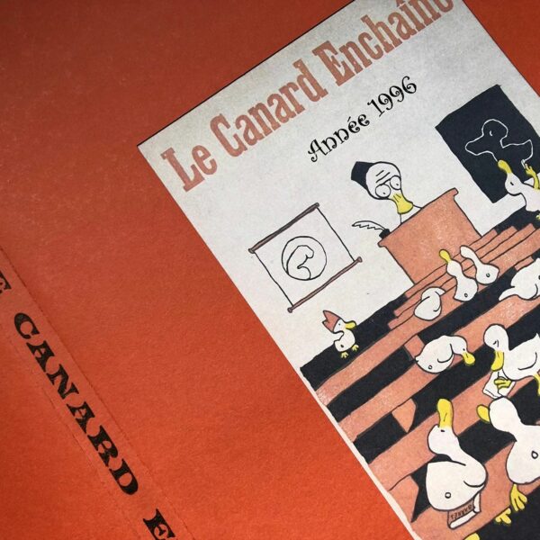 Couac ! | Année 1996 du Canard Enchaîné complète et brochée | Année complète et brochée 1996. Grand in folio 57.5 X 35.5 cm, feuilles parfaitement massicotées à ce format - 53 numéros originaux / 424 pages - A CE stade, ce n'est pas du luxe, mais de la simple compassion ; il faut souhaiter à Alain Juppé une bonne année 1997 ! Quoi qu'il advienne, elle pourra difficilement être pire que celle qui s'achève ; une année qui avait mal commencé pour lui et qu'il termine en dessous de tout. Au début de 1996 sa propre majorité, qui commençait à avoir des états d' âme, annonçait déjà qu'il ne passerait pas l'hiver aux affaires. Le fait que Chirac l'y maintienne avec une obstination qui confine à la monomanie un peu désespérée pour démarrer l' année 1997 peut difficilement être considéré comme un franc succès. Cette marque de confiance est vite relativisée si l'on mesure ce qui reste de la popularité du malheureux Premier ministre qui a irrésistiblement entraîné dans sa dégringolade son protecteur et patron. A plus de 70 % de mécontents, c'est bien de défiance qu'il faut parler ! Certes, on peut arguer qu'il ne s'agit que d'une cote d'impopularité, d'un désamour conjoncturel auquel il ne convient pas d' accorder plus d'importance qu' à un sondage. Sans doute, mais les faits sont là pour avérer ce seuil critique. Pratiquement tout ce que ce gouvernement a entrepris au cours de l'année écoulée s'est soldé par un échec pétaradant ! Prenons les morceaux de bravoure d' Alain Juppé, sans oublier qu'ils tiennent lieu de « grands desseins » à Jacques Chirac ! Que reste-t-il de la fameuse réforme de la Sécurité sociale ? Un déficit en forme de gouffre qui n'a en rien été comblé comme promis et annoncé. Que reste-t-il de la grande baisse des impôts tout aussi claironnée ? Pas grand-chose non plus si l' on commence par déduire ne serait-ce que les cent milliards du prélèvement obligatoire supplémentaire instaurés en un an... Où est encore la reprise si souvent annoncée par Chirac, par Juppé ou par les deux à la fois ? A ces gros et retentissants ratages il convient aussi d' ajouter d' autres ennuis. Les déboires de la mairie de Bordeaux avec les encagoulés corses sont peu de chose en regard de ceux de la Mairie de Paris avec la justice... De « Cassette » en famille Tiberi, avec ou sans hélicoptère, ces affaires n'arrangent évidemment pas celles de l' ancien maire devenu président et de son adjoint aux finances devenu Premier ministre. Le camouflet dans la privatisation de Thomson Multimédia fait également désordre. Si l'on tient compte encore de tous les problèmes annexes et surtout de cette calamité récurrente qu'est le terrorisme islamiste, cela fait beaucoup pour un seul homme. Et même pour deux. (...) Erik Emptaz, les dossiers du Canard N° 62, décembre 1996 | IMG 8297