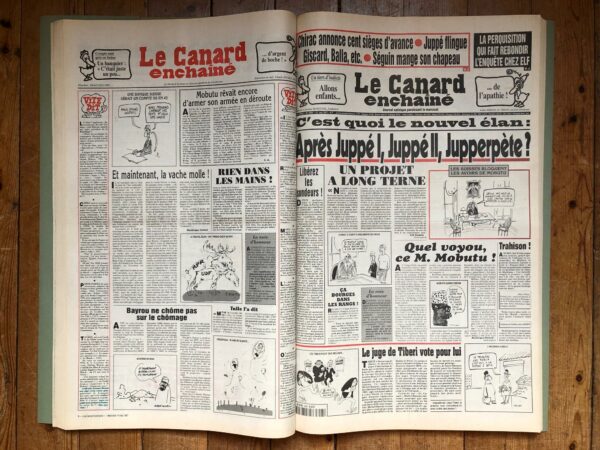 Couac ! | Année 1997 du Canard Enchaîné complète et brochée | Année complète et brochée 1997. Grand in folio 57.5 X 35.5 cm, feuilles parfaitement massicotées à ce format. 52 numéros originaux / 416 pages Les brochures sont réalisées par un artisan-brocheur, dans un très beau papier – Fedrigoni, dans la gamme Materica – 360 g, dont la fibre de coton procure un toucher incomparable, chargé en matière. Les couleurs crayeuses rappellent aussi les éléments : Terra Rossa utilisée pour les années paires, Verdigris, pour les années impaires. Ce papier est teinté dans la masse et fabriqué avec 40% de fibres CTMP, 25% de fibres vierges, 25% de fibres recyclées et 10% de fibres de coton. - Sans acide ECF – Ph neutre – certifié FSC - Au centre de la couverture est enchâssée la reproduction fidèle du dessin de Lucien Laforge - un des tous premiers dessinateurs au Canard Enchainé - qui illustrait la pochette offerte aux abonnés de la première heure, soit ceux de 1916... la quatrième de couverture reprend le cabochon de cette même pochette d'origine, figurant un poilu lisant le "Canard". Le dos est carré et collé, les plats sont souples avec rabats intérieurs. Tous les numéros sont solidaires et ordonnés suivant l'ordre chronologique, ils peuvent comporter quelques jaunissements au droit des anciennes pliures ou petites restaurations. La photo présentée correspond à celle de l'exemplaire original en vente, prise en lumière naturelle (ce n'est pas une photo générique).     | IMG 8298