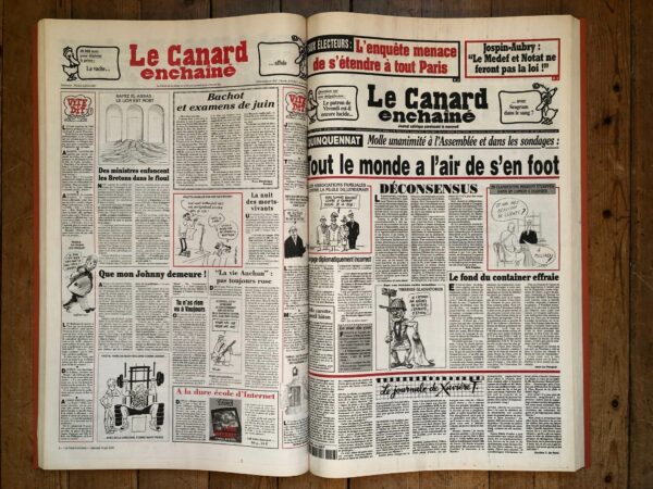 Couac ! | Année 2000 du Canard Enchaîné complète et brochée | Année complète et brochée 2000. Grand in folio 57.5 X 36 cm, feuilles parfaitement massicotées à ce format. 52 numéros originaux / 416 pages Les brochures sont réalisées par un artisan-brocheur, dans un très beau papier – Fedrigoni, dans la gamme Materica – 360 g, dont la fibre de coton procure un toucher incomparable, chargé en matière. Les couleurs crayeuses rappellent aussi les éléments : Terra Rossa utilisée pour les années paires, Verdigris, pour les années impaires. Ce papier est teinté dans la masse et fabriqué avec 40% de fibres CTMP, 25% de fibres vierges, 25% de fibres recyclées et 10% de fibres de coton. - Sans acide ECF – Ph neutre – certifié FSC - Au centre de la couverture est enchâssée la reproduction fidèle du dessin de Lucien Laforge - un des tous premiers dessinateurs au Canard Enchainé - qui illustrait la pochette offerte aux abonnés de la première heure, soit ceux de 1916... la quatrième de couverture reprend le cabochon de cette même pochette d'origine, figurant un poilu lisant le "Canard". Le dos est carré et collé, les plats sont souples avec rabats intérieurs. Tous les numéros sont solidaires et ordonnés suivant l'ordre chronologique, ils peuvent comporter quelques jaunissements au droit des anciennes pliures ou petites restaurations. La photo présentée correspond à celle de l'exemplaire original en vente, prise en lumière naturelle (ce n'est pas une photo générique).     | IMG 8303