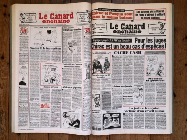 Couac ! | Année 2001 du Canard Enchaîné complète et brochée | Année complète et brochée 2001. Grand in folio 57 X 36 cm, feuilles parfaitement massicotées à ce format. 52 numéros originaux / 416 pages Les brochures sont réalisées par un artisan-brocheur, dans un très beau papier – Fedrigoni, dans la gamme Materica – 360 g, dont la fibre de coton procure un toucher incomparable, chargé en matière. Les couleurs crayeuses rappellent aussi les éléments : Terra Rossa utilisée pour les années paires, Verdigris, pour les années impaires. Ce papier est teinté dans la masse et fabriqué avec 40% de fibres CTMP, 25% de fibres vierges, 25% de fibres recyclées et 10% de fibres de coton. - Sans acide ECF – Ph neutre – certifié FSC - Au centre de la couverture est enchâssée la reproduction fidèle du dessin de Lucien Laforge - un des tous premiers dessinateurs au Canard Enchainé - qui illustrait la pochette offerte aux abonnés de la première heure, soit ceux de 1916... la quatrième de couverture reprend le cabochon de cette même pochette d'origine, figurant un poilu lisant le "Canard". Le dos est carré et collé, les plats sont souples avec rabats intérieurs. Tous les numéros sont solidaires et ordonnés suivant l'ordre chronologique, ils peuvent comporter quelques jaunissements au droit des anciennes pliures ou petites restaurations. La photo présentée correspond à celle de l'exemplaire original en vente, prise en lumière naturelle (ce n'est pas une photo générique).     | IMG 8307