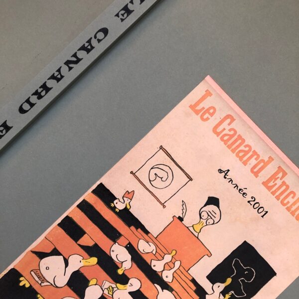 Couac ! | Année 2001 du Canard Enchaîné complète et brochée | Année complète et brochée 2001. Grand in folio 57 X 36 cm, feuilles parfaitement massicotées à ce format. 52 numéros originaux / 416 pages Les brochures sont réalisées par un artisan-brocheur, dans un très beau papier – Fedrigoni, dans la gamme Materica – 360 g, dont la fibre de coton procure un toucher incomparable, chargé en matière. Les couleurs crayeuses rappellent aussi les éléments : Terra Rossa utilisée pour les années paires, Verdigris, pour les années impaires. Ce papier est teinté dans la masse et fabriqué avec 40% de fibres CTMP, 25% de fibres vierges, 25% de fibres recyclées et 10% de fibres de coton. - Sans acide ECF – Ph neutre – certifié FSC - Au centre de la couverture est enchâssée la reproduction fidèle du dessin de Lucien Laforge - un des tous premiers dessinateurs au Canard Enchainé - qui illustrait la pochette offerte aux abonnés de la première heure, soit ceux de 1916... la quatrième de couverture reprend le cabochon de cette même pochette d'origine, figurant un poilu lisant le "Canard". Le dos est carré et collé, les plats sont souples avec rabats intérieurs. Tous les numéros sont solidaires et ordonnés suivant l'ordre chronologique, ils peuvent comporter quelques jaunissements au droit des anciennes pliures ou petites restaurations. La photo présentée correspond à celle de l'exemplaire original en vente, prise en lumière naturelle (ce n'est pas une photo générique).     | IMG 8310 rotated