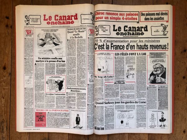 Couac ! | Année 2002 du Canard Enchaîné complète et brochée | Année complète et brochée 2002. Grand in folio 57 X 36 cm, feuilles parfaitement massicotées à ce format. 53 numéros originaux / 424 pages Les brochures sont réalisées par un artisan-brocheur, dans un très beau papier – Fedrigoni, dans la gamme Materica – 360 g, dont la fibre de coton procure un toucher incomparable, chargé en matière. Les couleurs crayeuses rappellent aussi les éléments : Terra Rossa utilisée pour les années paires, Verdigris, pour les années impaires. Ce papier est teinté dans la masse et fabriqué avec 40% de fibres CTMP, 25% de fibres vierges, 25% de fibres recyclées et 10% de fibres de coton. - Sans acide ECF – Ph neutre – certifié FSC - Au centre de la couverture est enchâssée la reproduction fidèle du dessin de Lucien Laforge - un des tous premiers dessinateurs au Canard Enchainé - qui illustrait la pochette offerte aux abonnés de la première heure, soit ceux de 1916... la quatrième de couverture reprend le cabochon de cette même pochette d'origine, figurant un poilu lisant le "Canard". Le dos est carré et collé, les plats sont souples avec rabats intérieurs. Tous les numéros sont solidaires et ordonnés suivant l'ordre chronologique, ils peuvent comporter quelques jaunissements au droit des anciennes pliures ou petites restaurations. La photo présentée correspond à celle de l'exemplaire original en vente, prise en lumière naturelle (ce n'est pas une photo générique).     | IMG 8311