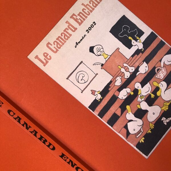 Couac ! | Année 2002 du Canard Enchaîné complète et brochée | Année complète et brochée 2002. Grand in folio 57 X 36 cm, feuilles parfaitement massicotées à ce format. 53 numéros originaux / 424 pages Les brochures sont réalisées par un artisan-brocheur, dans un très beau papier – Fedrigoni, dans la gamme Materica – 360 g, dont la fibre de coton procure un toucher incomparable, chargé en matière. Les couleurs crayeuses rappellent aussi les éléments : Terra Rossa utilisée pour les années paires, Verdigris, pour les années impaires. Ce papier est teinté dans la masse et fabriqué avec 40% de fibres CTMP, 25% de fibres vierges, 25% de fibres recyclées et 10% de fibres de coton. - Sans acide ECF – Ph neutre – certifié FSC - Au centre de la couverture est enchâssée la reproduction fidèle du dessin de Lucien Laforge - un des tous premiers dessinateurs au Canard Enchainé - qui illustrait la pochette offerte aux abonnés de la première heure, soit ceux de 1916... la quatrième de couverture reprend le cabochon de cette même pochette d'origine, figurant un poilu lisant le "Canard". Le dos est carré et collé, les plats sont souples avec rabats intérieurs. Tous les numéros sont solidaires et ordonnés suivant l'ordre chronologique, ils peuvent comporter quelques jaunissements au droit des anciennes pliures ou petites restaurations. La photo présentée correspond à celle de l'exemplaire original en vente, prise en lumière naturelle (ce n'est pas une photo générique).     | IMG 8314 rotated