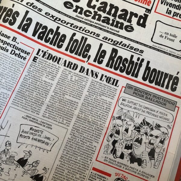 Couac ! | Année 1998 du Canard Enchaîné complète et brochée | Année complète et brochée 1998. Grand in folio 57 X 35.5 cm, feuilles parfaitement massicotées à ce format - 52 numéros originaux / 416 pages - EST-CE la perspective d'un nouvel an de fin de siècle ?, mais notre président de la République semble pour l'heure très agité du calendrier. Avant même que 1999 ait commencé, il se voit déjà en 2002, et le voilà reparti, comme en 95, en campagne présidentielle. On aurait tort pourtant de lui en vouloir. D'abord parce que s'il n'est pas le seul à se préoccuper à l'avance de cette échéance, son emploi du cohabitant, surtout chargé de chrysanthèmes et de découpages de rubans, lui laisse plus qu'à d'autres le loisir d'y songer. Ensuite parce que si le « nouveau souffle » qu'il vient d'appeler de ses vœux est aussi ravageur que le « nouvel élan » qu'il annonçait avant sa mémorable dissolution, cela nous promet pour 1999 de grands et joyeux moments. Enfin et surtout parce que cela nous fournit un prétexte de plus pour repasser en revue les riches heures de l'année qui se termine. Le Mondial de football, bien sûr, et son fameux « effet », qui a frappé très fort celui qui a remis la Coupe et décoré nos joueurs victorieux. La liesse et les sondages aidant, Chirac a été prompt à se sentir l'étoffe de un, et deux, et trois héros, et à se prendre pour un champion de la « technico-tactique » électorale. De rapprochements ratés en putsch manqué, d'alliances délétères en nouvelles divisions, l'équipe qui s'est elle-même définie comme celle de « la droite la plus bête du monde » finit l'année en presque aussi lamentable état qu'elle l'avait commencée. Aucun champion n'est sorti de ses rangs et elle ne s'est trouvé d'autre capitaine que Chirac, pourtant à l'origine de son fracas. Dans la partie qui s'est jouée tout au long de l'année écoulée, ce capitaine n'a pas eu grande influence, mais l'inactivité lui sied aux sondages. Les cotes de popularité sont toujours plus faciles à grimper la tête dans les étoiles que le nez dans le guidon. Jospin, qui accuse un coup de fatigue à l'indice de performance, en sait quelque chose. L'état de grâce, même quand il dure plus que d'ordinaire, reste par définition éphémère. Et si 1998 ne s'est pas trop mal passée pour l'homme de Matignon, la fin d'année, pour lui, ressemble d'assez près au commencement des vrais ennuis. Il peut en redouter de pluriels et de plus sérieux que les velléités de campagne de son cohabitant, qui entend profiter des premiers signes de faiblesse du gouvernement. C'est dire que 1999 1'attend à plus d'un tournant. Mais trêve de péripéties du Pacs forcé Matignon-Elysée ! Pour en finir sans tristesse avec 1998, vous retrouverez aussi dans ce « Grand Bêtisier » bien d'autres mésaventures. Celles de Dany le roux, de Voynet la Verte et de leur ami Hue. Celles du rude couple Le Pen-Mégret, qui frise de plus en plus le fait divers. Mais aussi les affaires et l'euro, les cigares et l'EPO, la robe bleue de Monica Lewinsky et les bottines Berluti de Roland Dumas... Bref, comme il se doit et comme chaque année, toute l'actualité revue, allumée et éclairée semaine après semaine par toute l'équipe du « Canard ». (...) Erik Emptaz, L'année Canard N° 70, décembre 1998. | IMG 7655 rotated